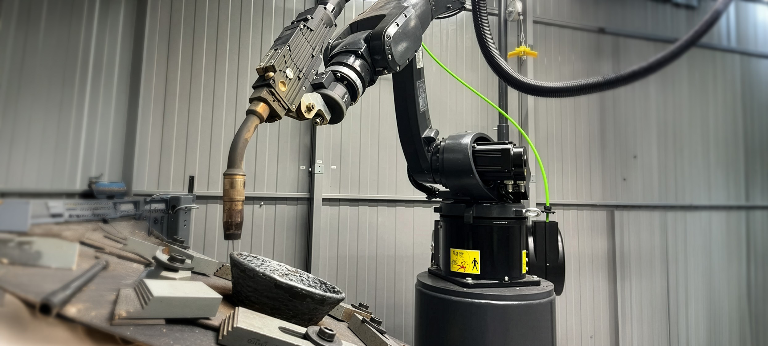 Ein Schweissroboter der in Aktion ist.