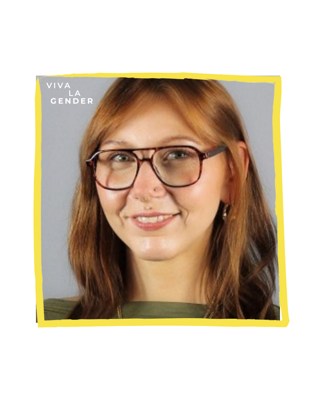 Porträt einer lächelnden Person mit roten Haaren, großer Brille und Nasenpiercing vor grauem Hintergrund; gelber Rahmen, 'Viva La Gender'.
