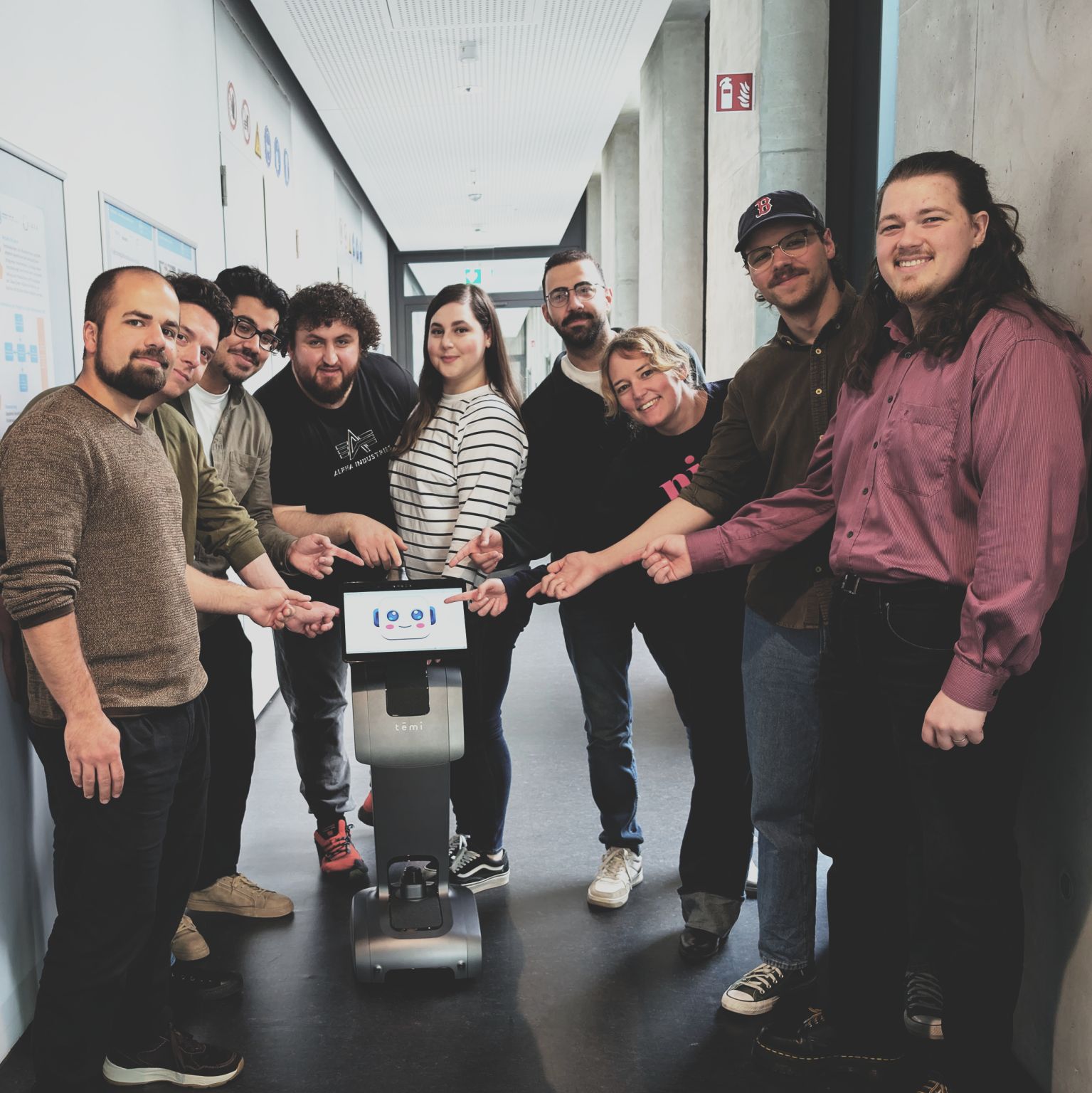 studentische Projektgruppe Cassi zusammen mit Roboter Temi und die betreuenden Lehrenden