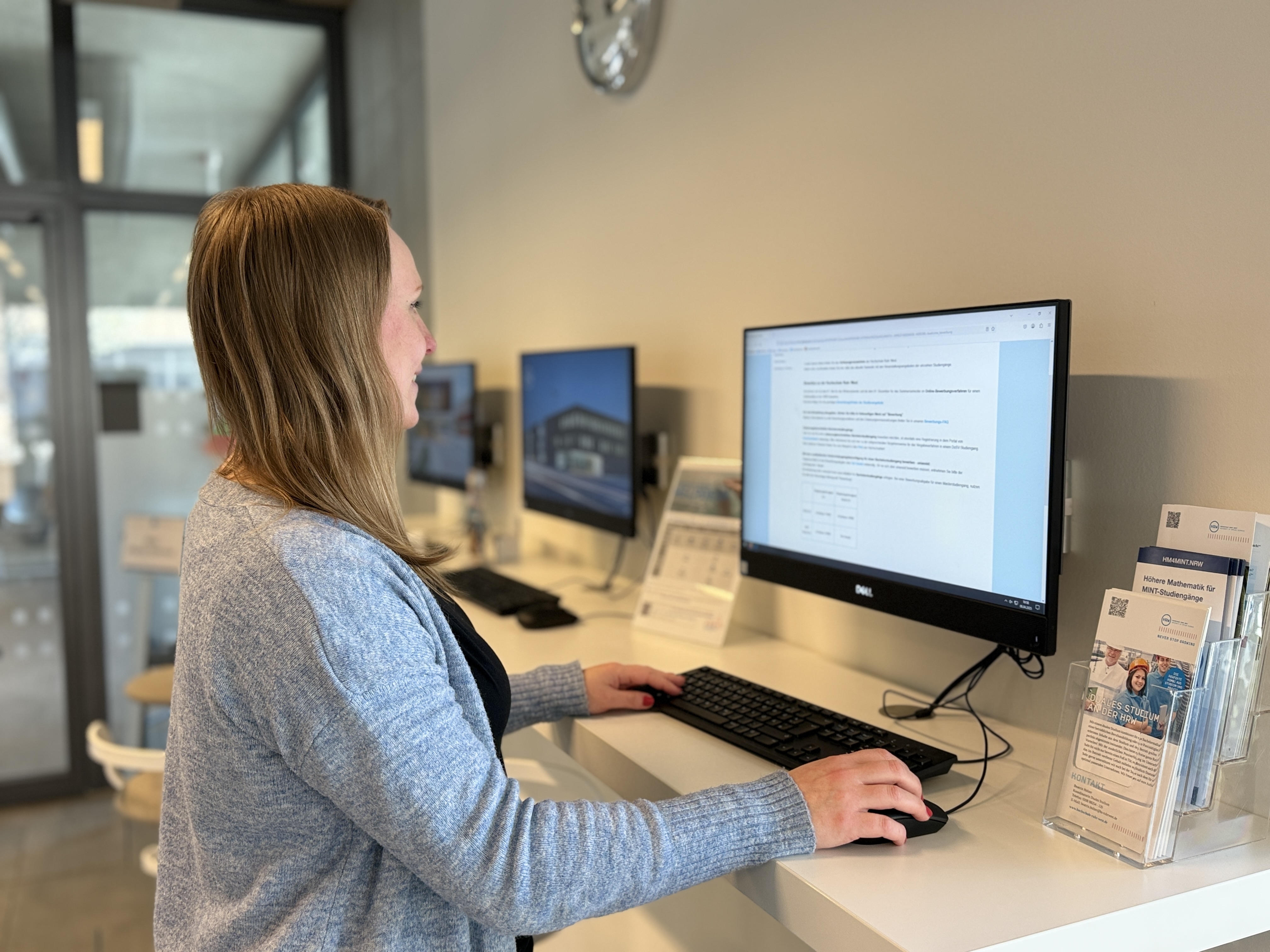 Sabrina Nießing steht am PC