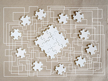Puzzleteile auf beigem HInterrgund