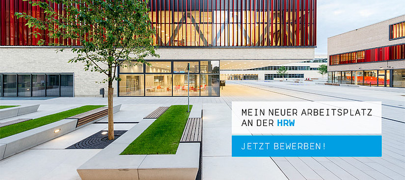 Ein modern gestaltetes Universitätsgebäude mit großen Fensterfronten und roten Akzenten an der Fassade. Davor befindet sich ein gepflegter Vorplatz mit Sitzgelegenheiten und integrierten Grünflächen. Über dem Bild liegt ein Textfeld mit der Aufforderung "MEIN NEUER ARBEITSPLATZ AN DER HRW - JETZT BEWERBEN!", was auf eine Stellenanzeige oder einen Aufruf zur Bewerbung bei der Hochschule Ruhr West (HRW) hindeutet.