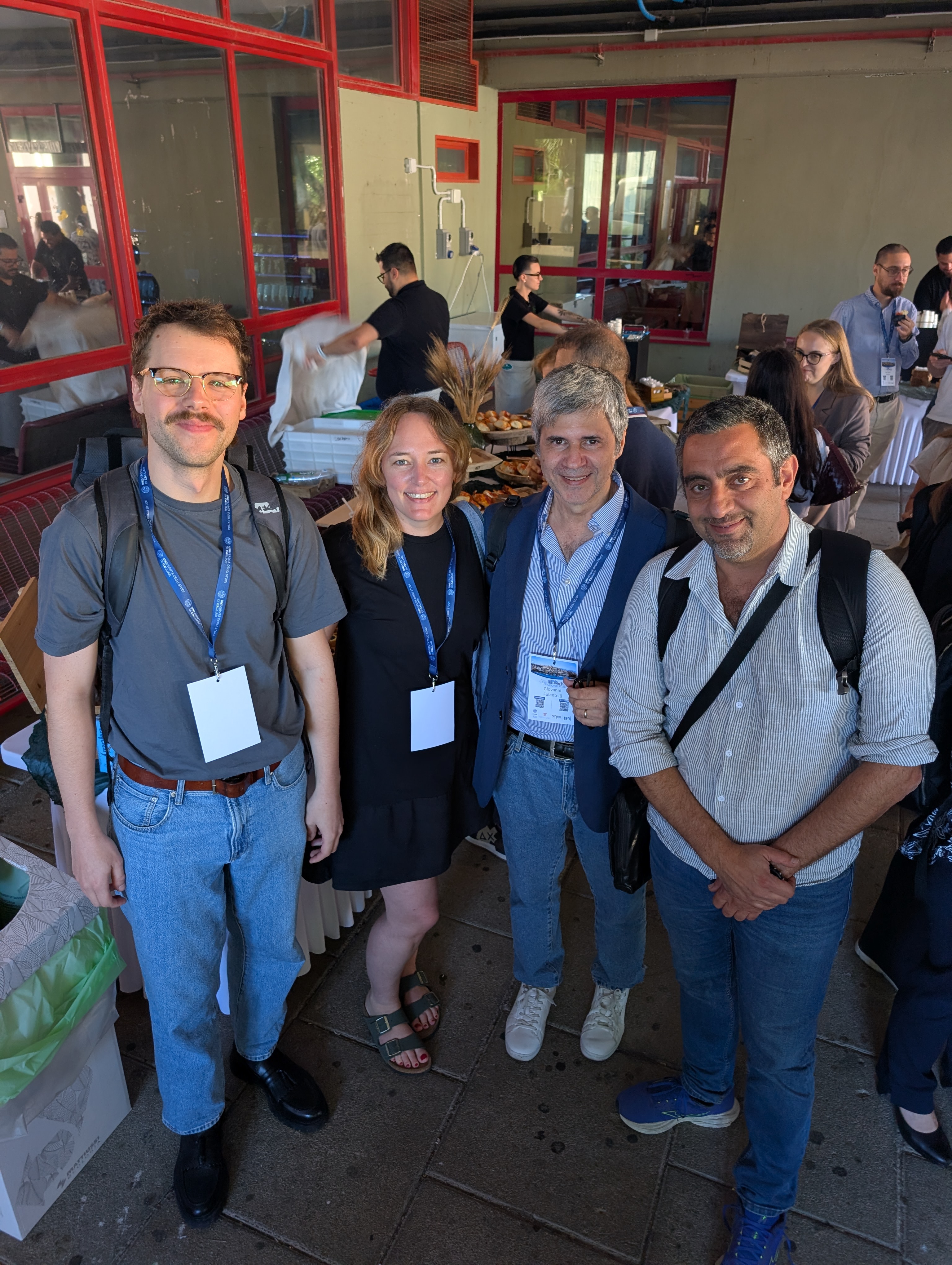 Prof. Sabrina Eimler und André Helgert zusammen mit zwei Kollegen bei der HELMeTo Konferenz auf Sardinien