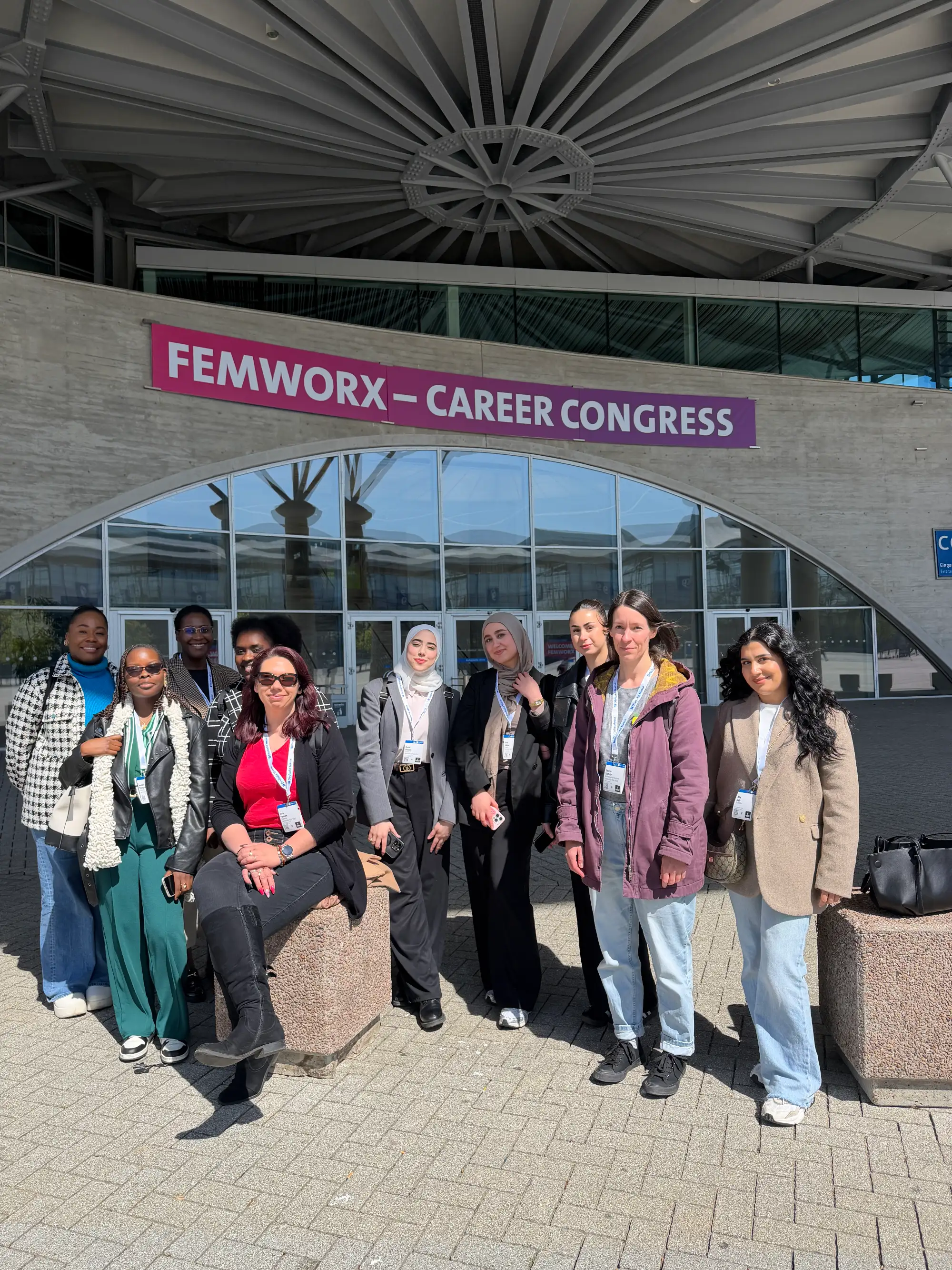 Gruppe von Frauen vor dem Messegebäude "Femworx - Career Congress"