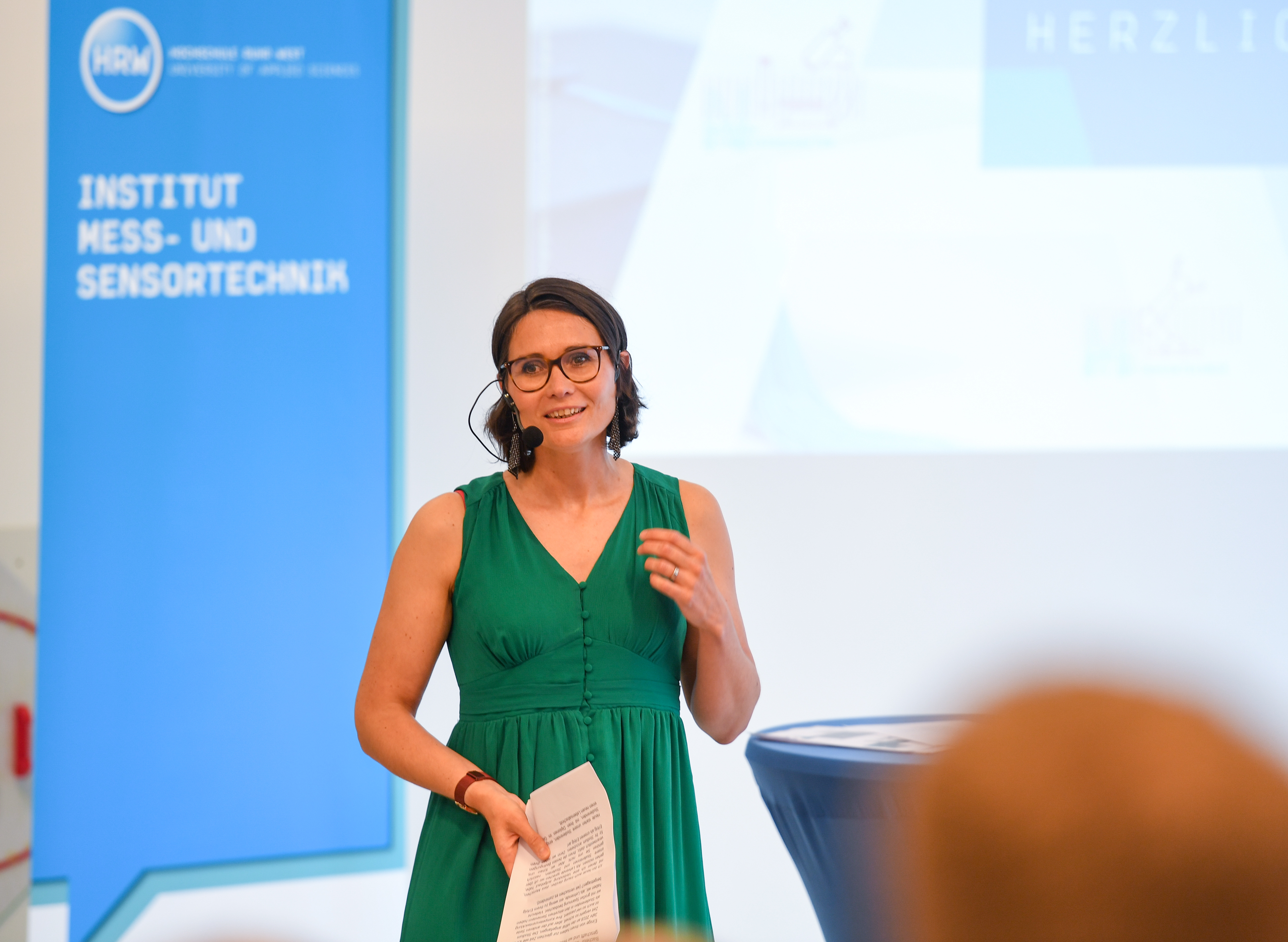 Professorin Carole Leguy spricht auf der Studienabschlussfeier.