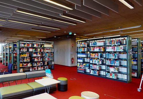 Bücherregale in der 4. Etage der Bibliothek