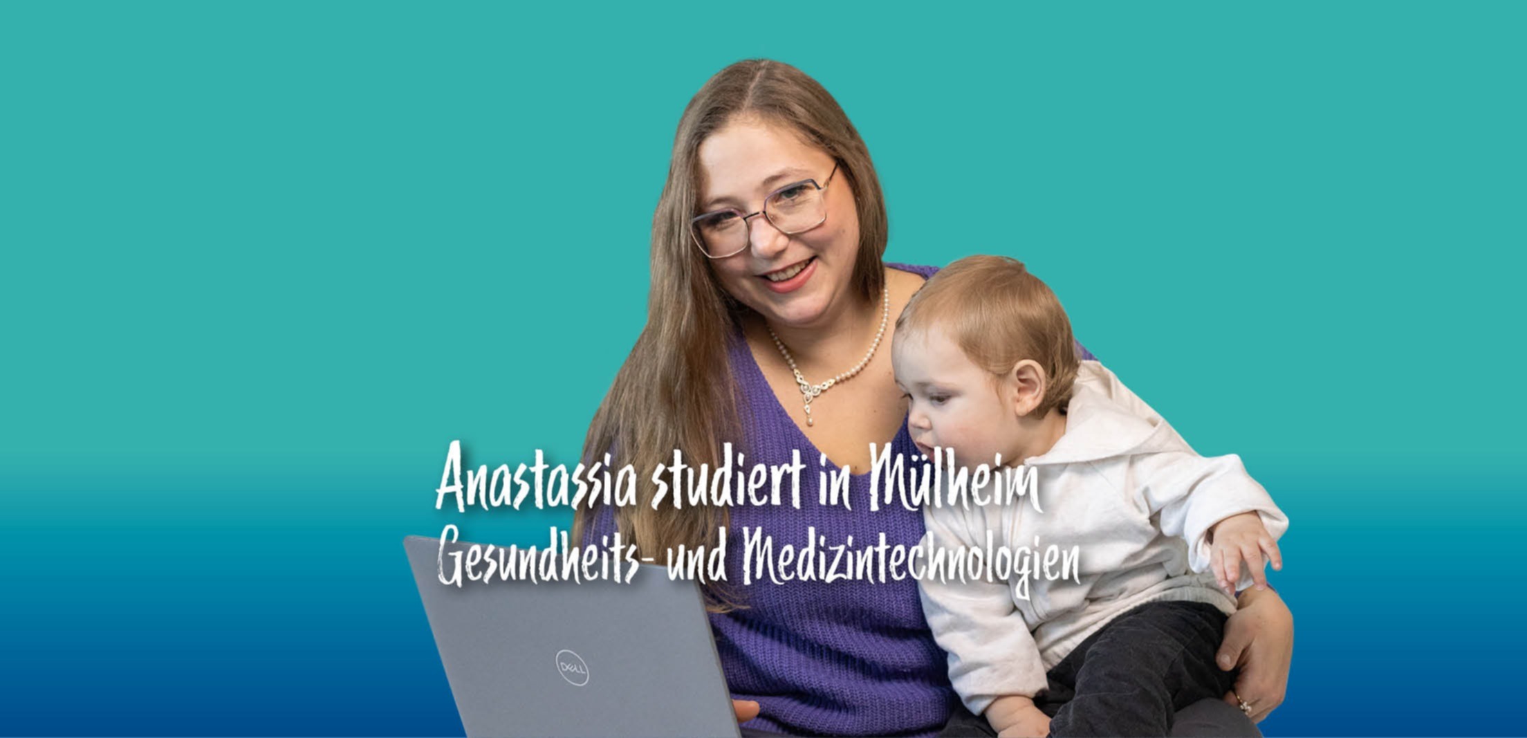 Foto: Junge Frau mit einem Kleinkind auf dem Schoß, die beide auf einen Laptop gucken