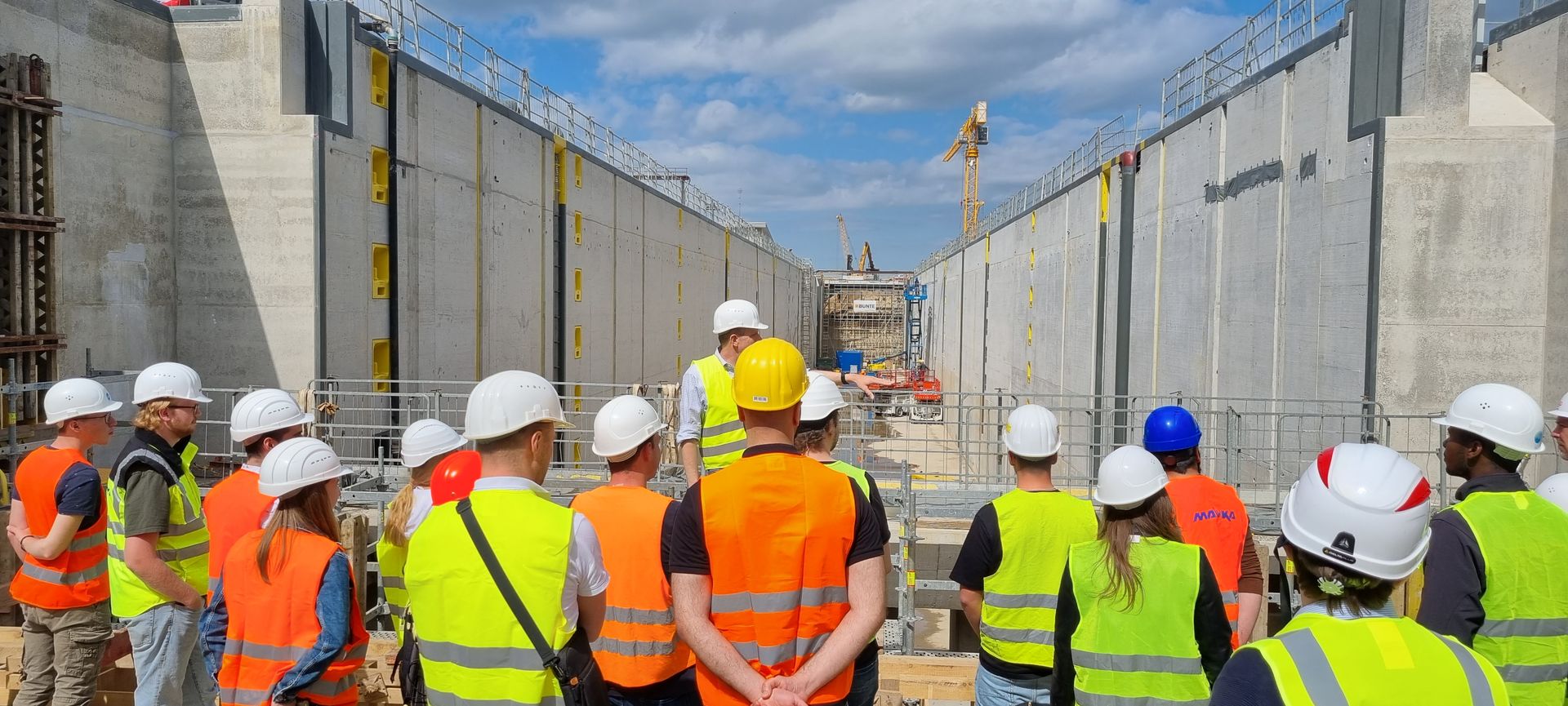 Exkursion von Bauingenieur-Studierenden der HRW zu einer Großbaustelle – praxisnahe Einblicke in moderne Infrastrukturprojekte und angewandte Bauplanung.