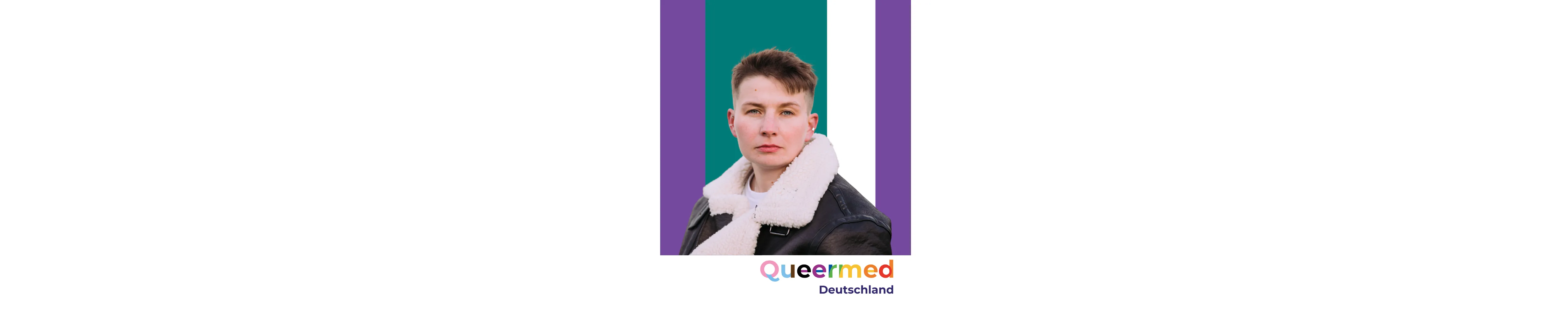 Samson Grzybek guckt in die Kamera, im Hintergrund Transflaggen-Farben, unterschrift Queermed Deutschland