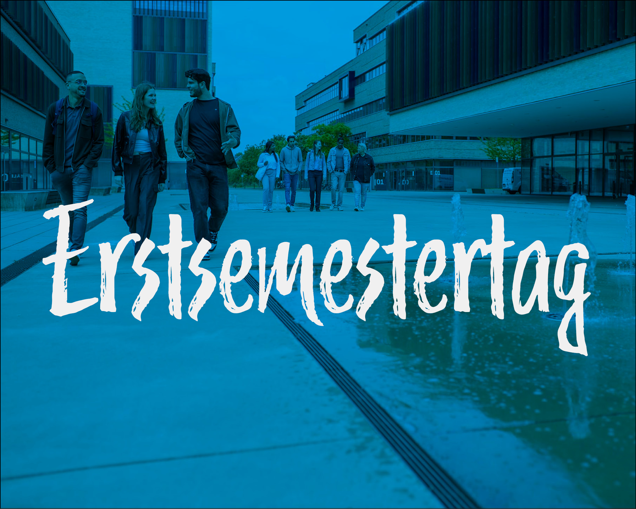 Studierende laufen über den Campus Mülheim