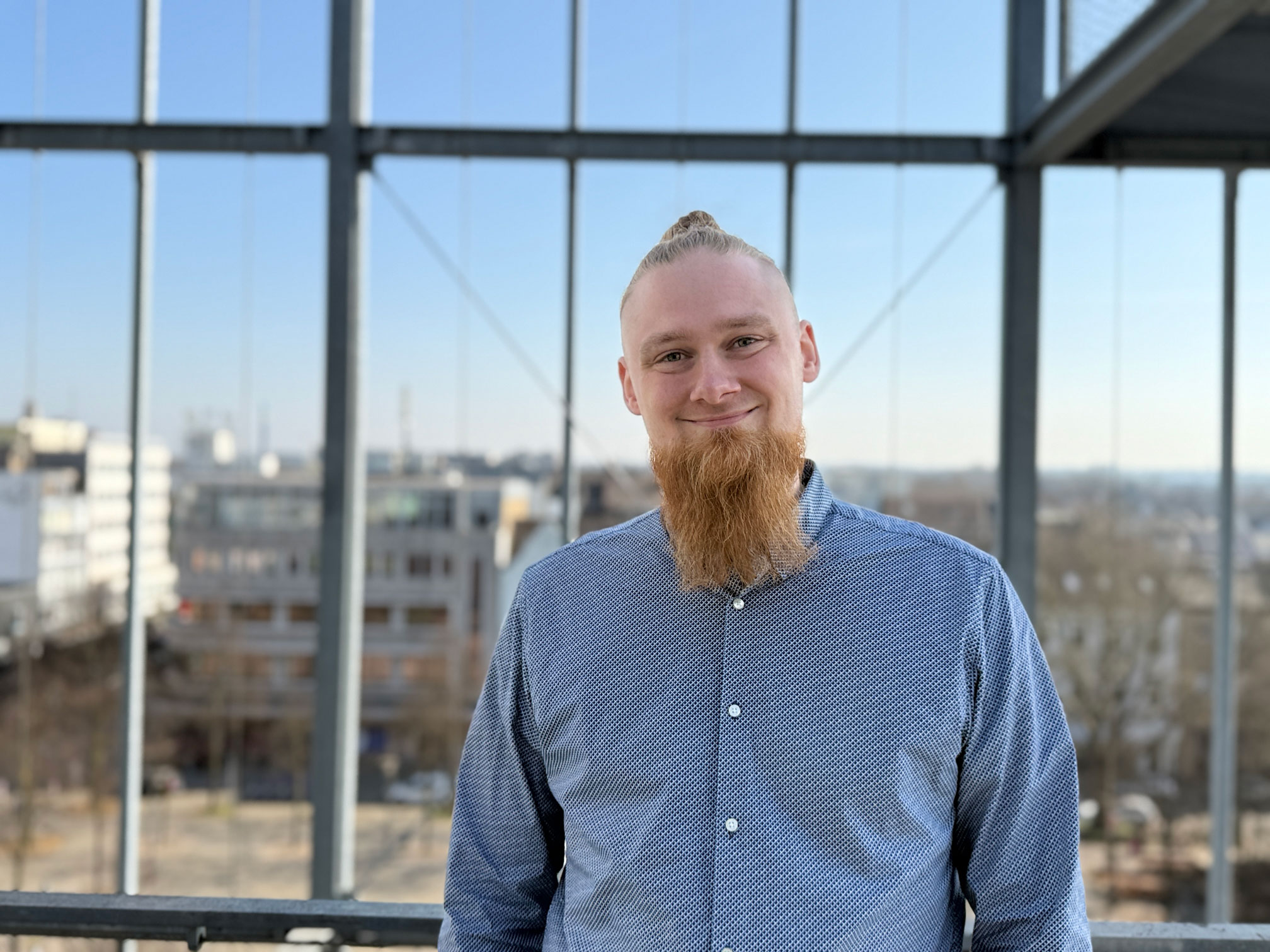 Tim de Vries im Porträt über den Dächern von Oberhausen