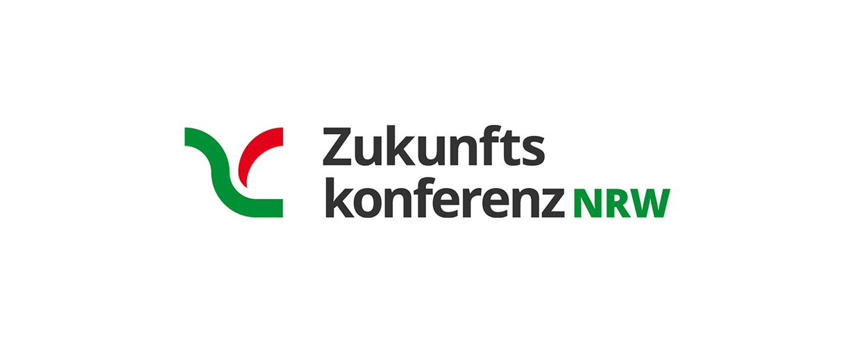 Schriftzug Zukunftskonferenz NRW mit einem grünen und einem roten geschwungenen Balken