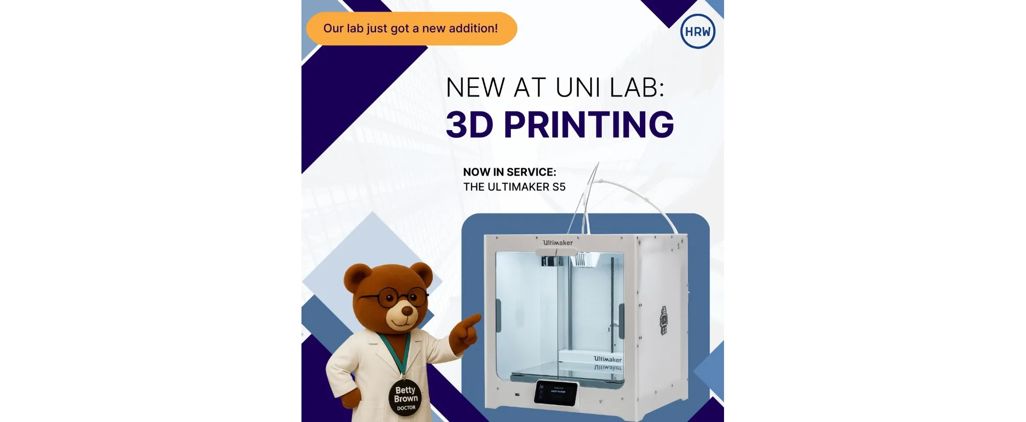 Grafik zur Ankündigung eines neuen 3D-Druckers im Uni-Labor: In der Mitte steht ein weißer Ultimaker-S5-3D-Drucker, links unten ein braunes Bären-Maskottchen im Arztkittel mit Namensschild „Betty Brown – Doctor“, das auf den Drucker zeigt. Oben steht der Text „Our lab just got a new addition! New at Uni Lab: 3D Printing“, darunter „Now in service: The Ultimaker S5“.