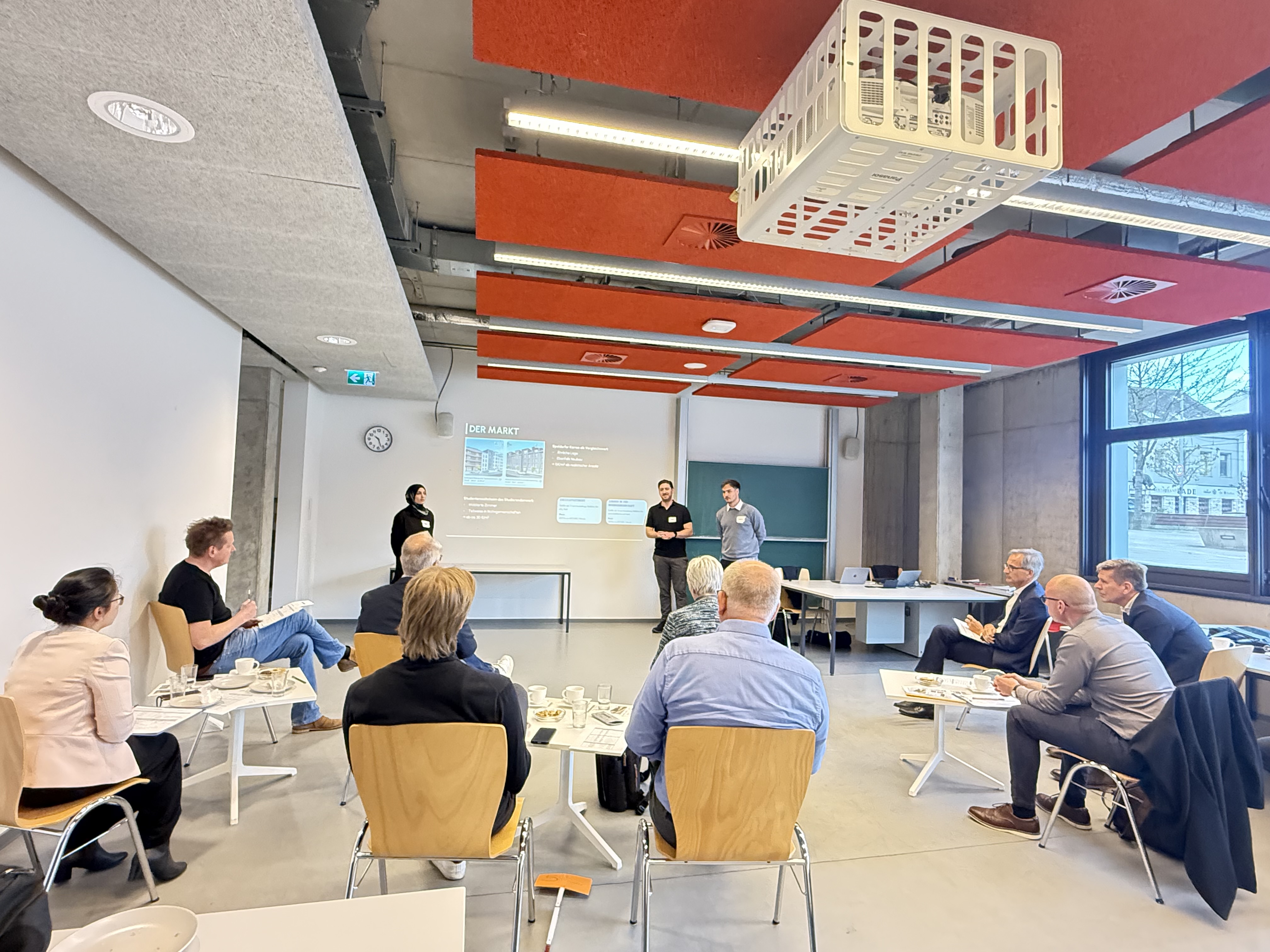 Studierende präsentieren Ihre Pitches sehr kreativ.