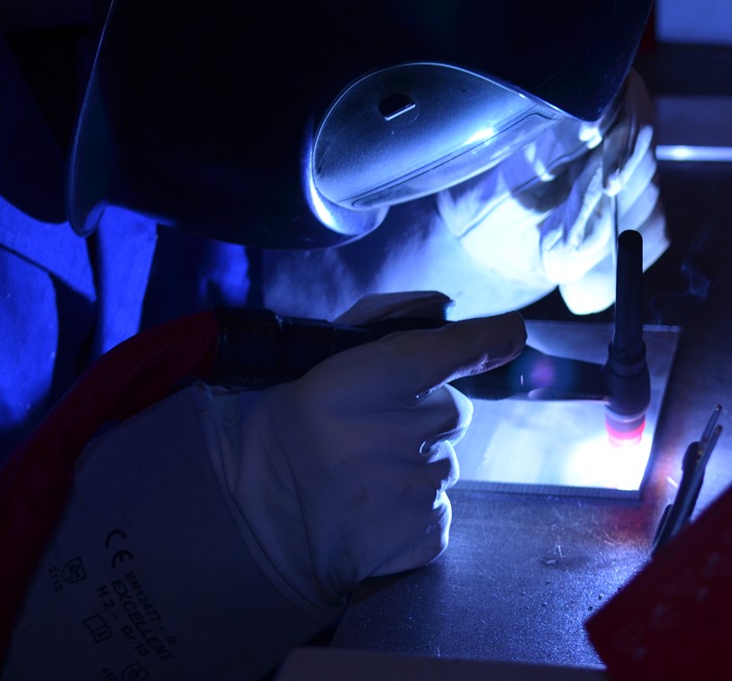 eine Person erstellt eine Blindraupe auf Aluminium mit dem WIG-Schweißverfahren