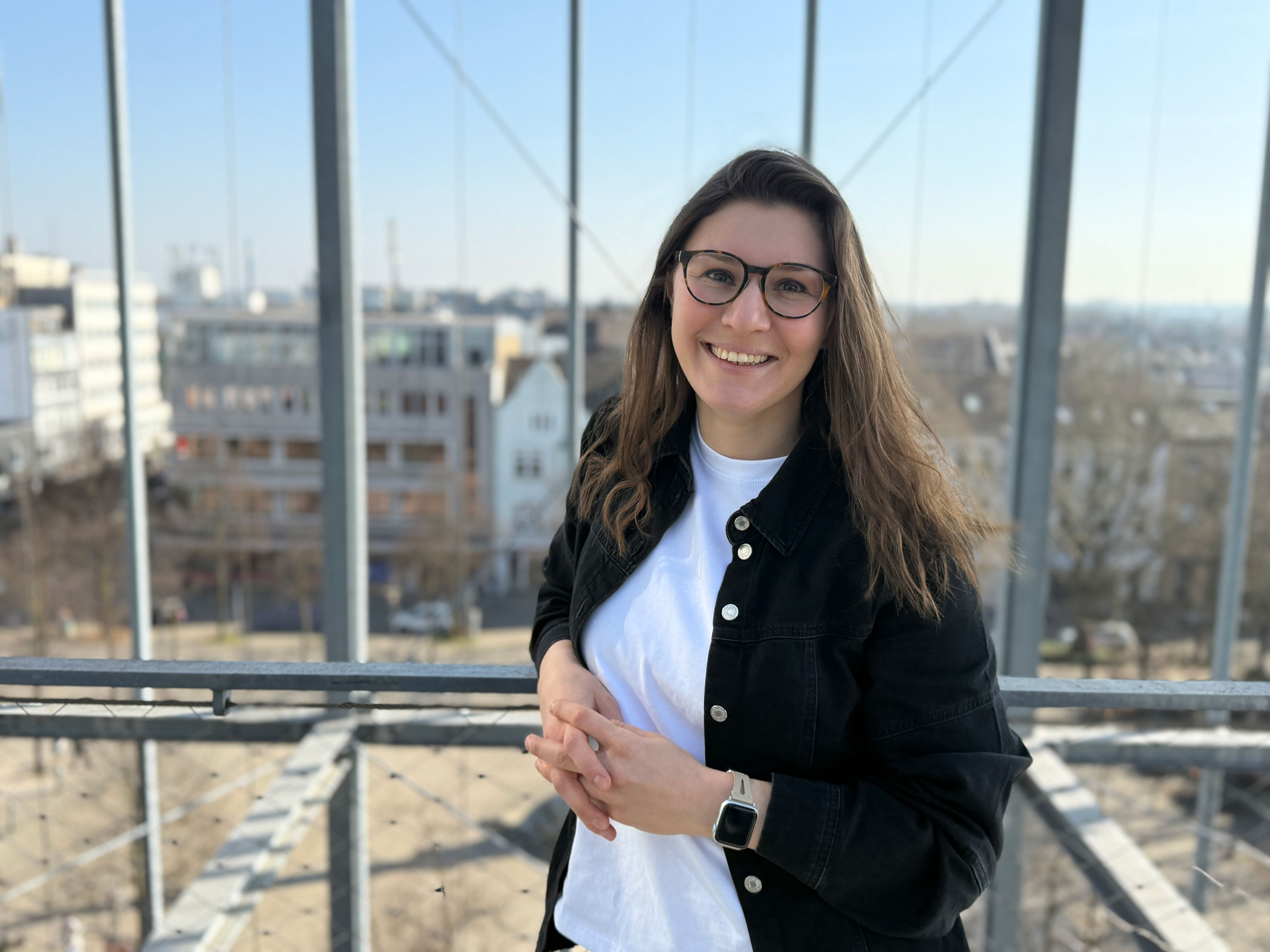 Meryem Günel im Porträt über den Dächern von Oberhausen