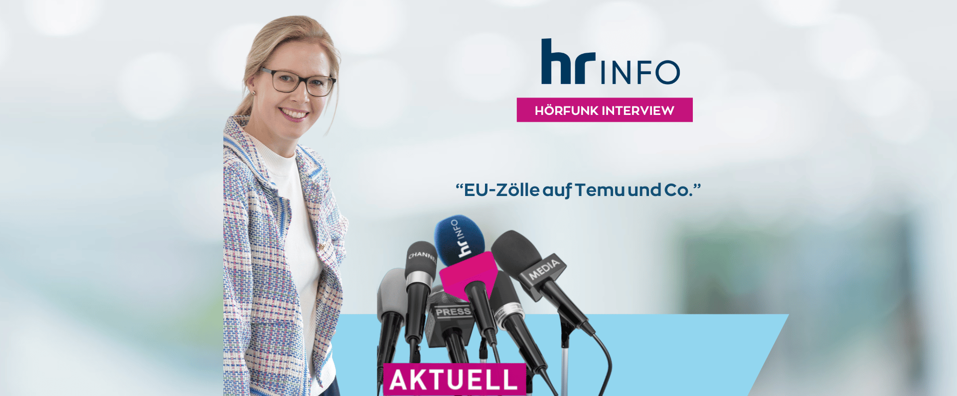 Prof. Dr. Julia Thalmann, vor Mikrophonen und Hr-Info Logo