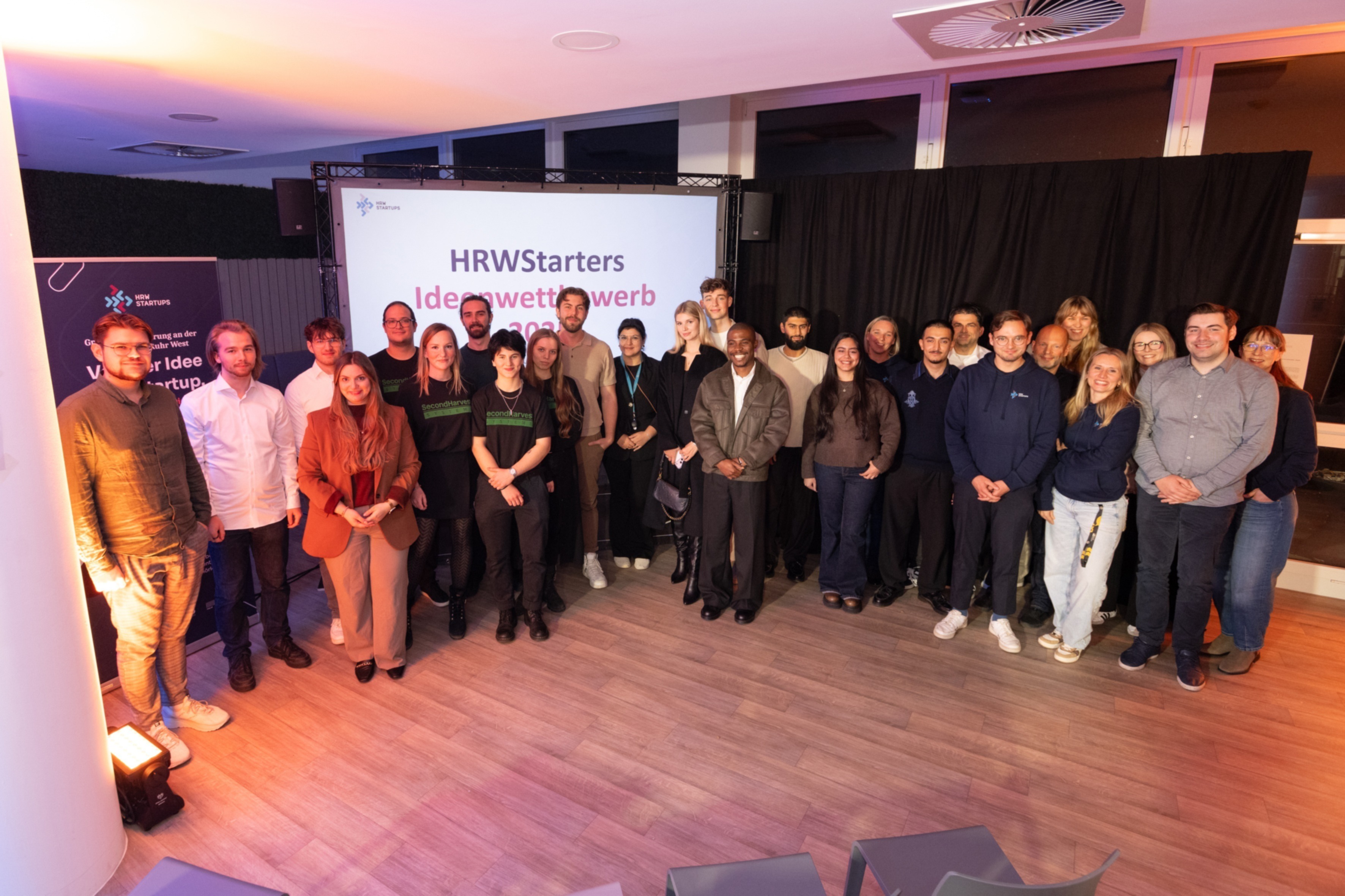 Frauen und Männer stehen in einem Raum der HRWStarters
