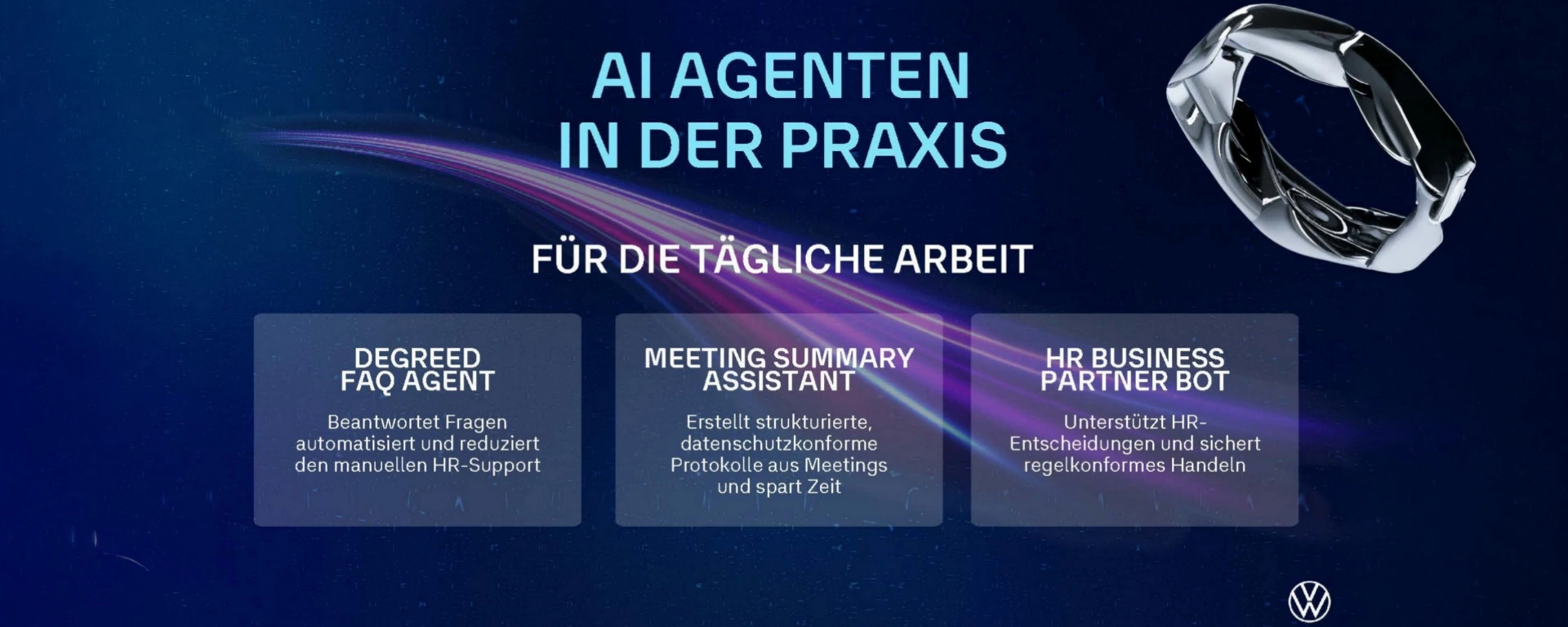 Grafik zum Einsatz von KI-Agenten im Arbeitsalltag. Vor einem dunkelblauen, futuristischen Hintergrund mit leuchtender Lichtspur stehen drei Anwendungsbeispiele für Künstliche Intelligenz im Personalbereich: ein „Degreed FAQ Agent“ zur automatisierten Beantwortung von Fragen, ein „Meeting Summary Assistant“ zur Erstellung datenschutzkonformer Besprechungsprotokolle sowie ein „HR Business Partner Bot“ zur Unterstützung von HR-Entscheidungen. Darüber steht die Überschrift „AI Agenten in der Praxis – für die tägliche Arbeit“. Rechts oben ist ein teilweise sichtbarer metallischer Ring als Designelement dargestellt.