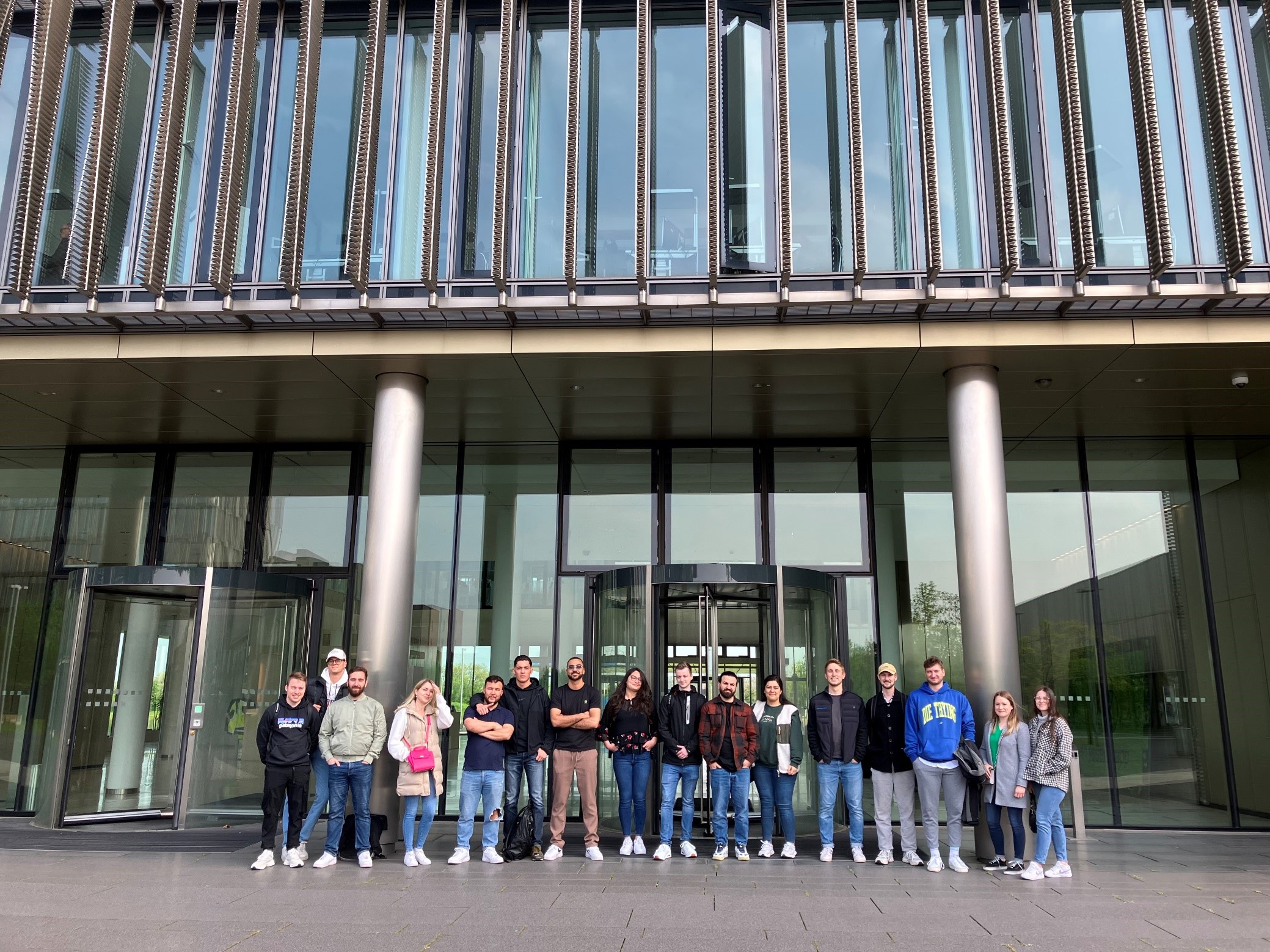 Das Bild zeigt eine Gruppe von Studenten bei ThyssenKrupp
