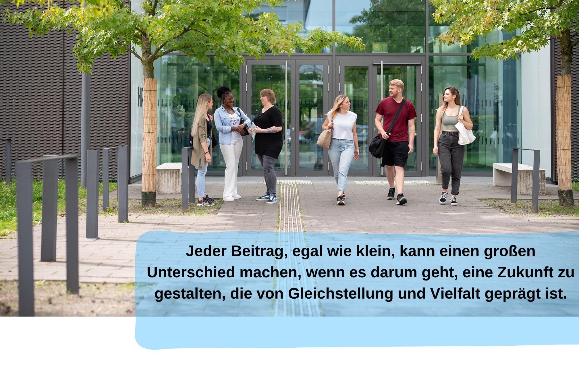 Studierende am Eingang des Campus Bottrop mit einem Zitat am unteren Rand des Bildes, das lautet: "Jeder Beitrag, egal wie klein, kann einen großen Unterschied machen, wenn es darum geht, eine Zukunft zu gestalten, die von Gleichstellung und Vielfalt geprägt ist."