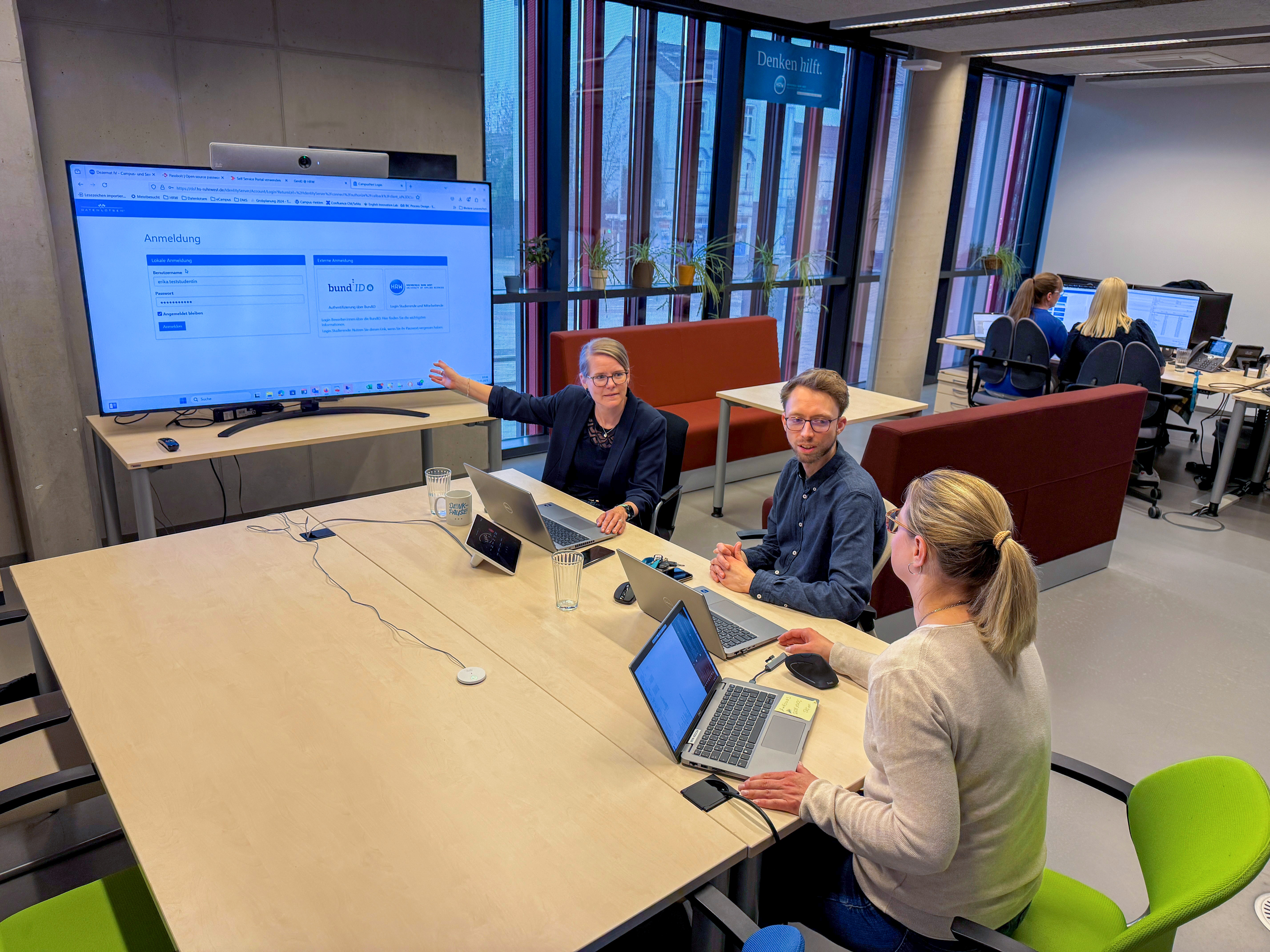Mitarbeiter des Semestermanagements sitzen am Tisch