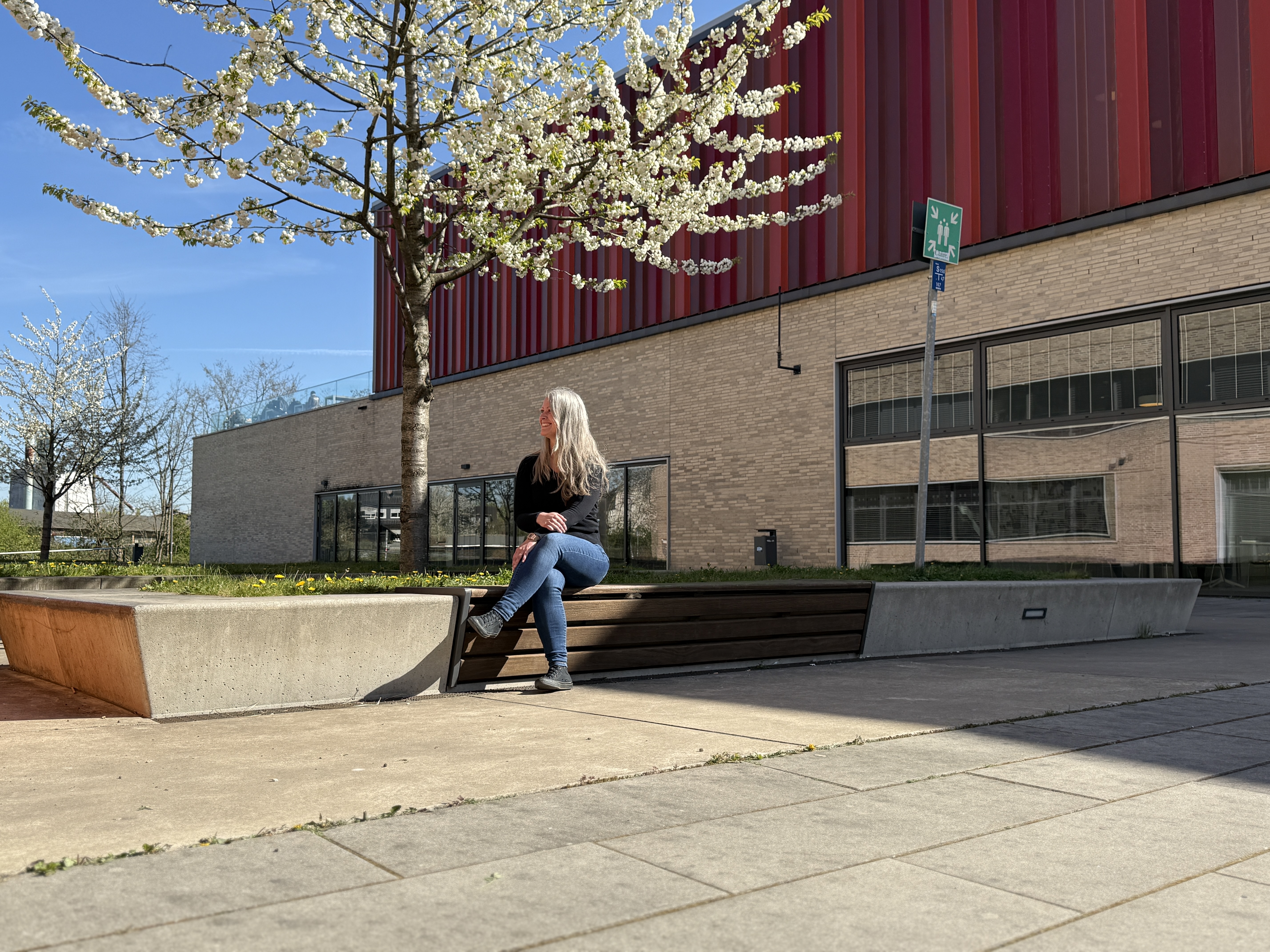 Hanna Spätling sitzt draußen am Campus