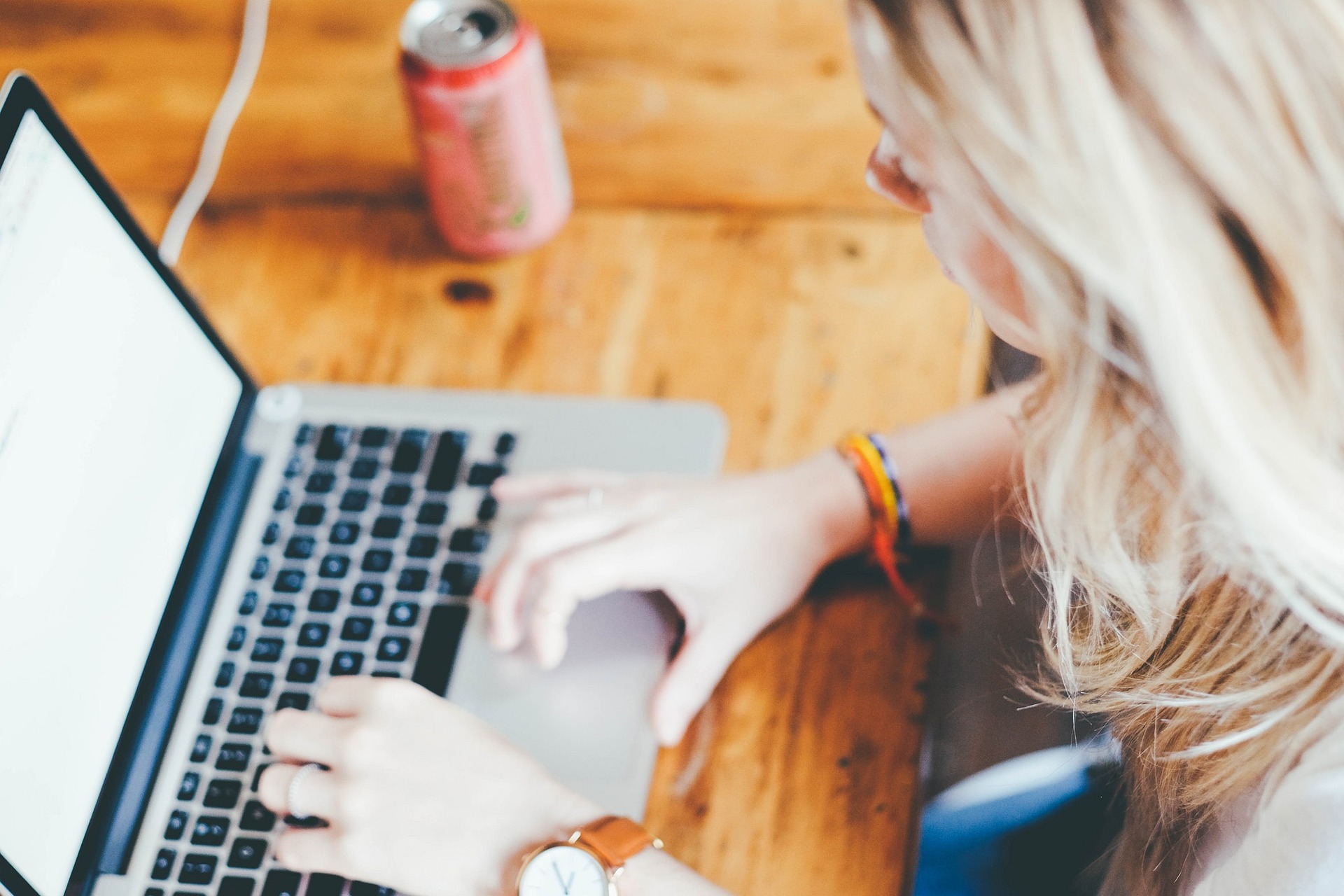 Person sitzt an einem Laptop und arbeitet