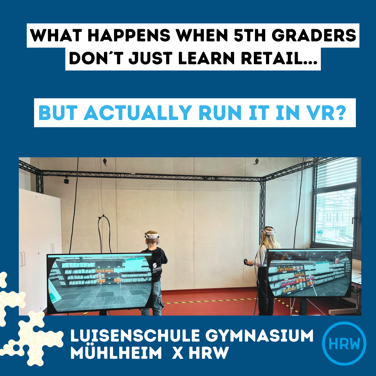 Das Bild zeigt zwei Kinder, die in einem Raum mit VR-Brillen vor virtuellen Regalen stehen und eine simulierte Einkaufssituation ausprobieren.