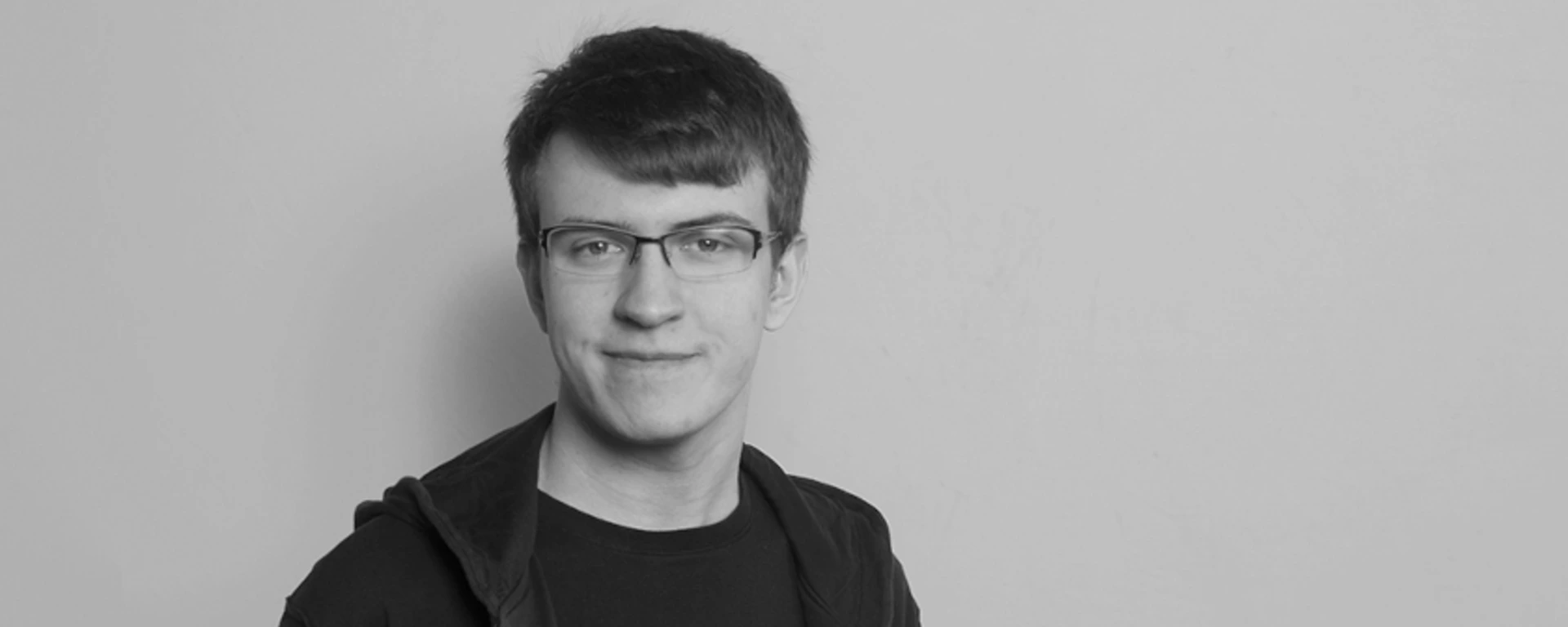 Porträt von Fabian Sachara vor neutralem Hintergrund