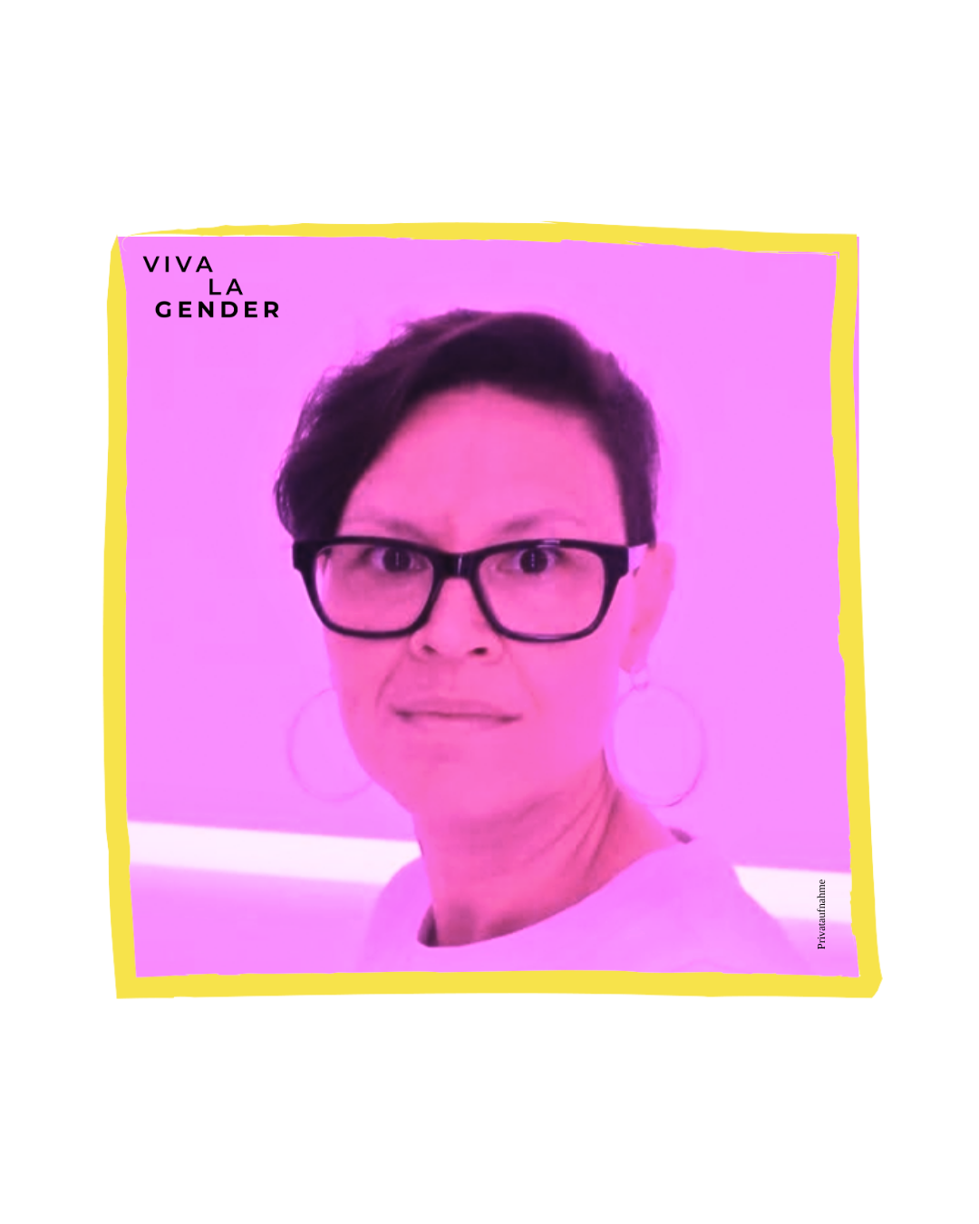 Porträt einer Person mit schwarzer Brille und großen Creolen vor pinkem Hintergrund; gelber Rand, Text: 'Viva la Gender'.