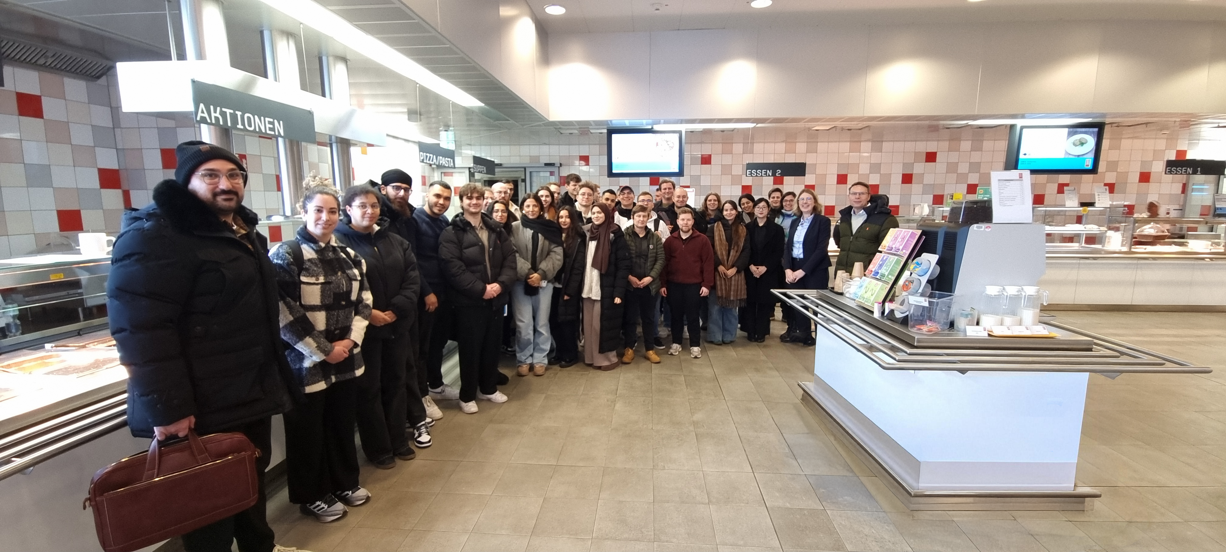 Gruppenfoto von Studierenden in der Mensa