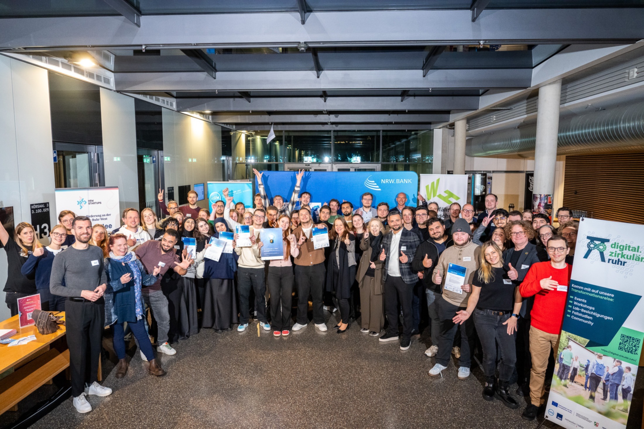 Studentinnen und Studenten in einem Foyer