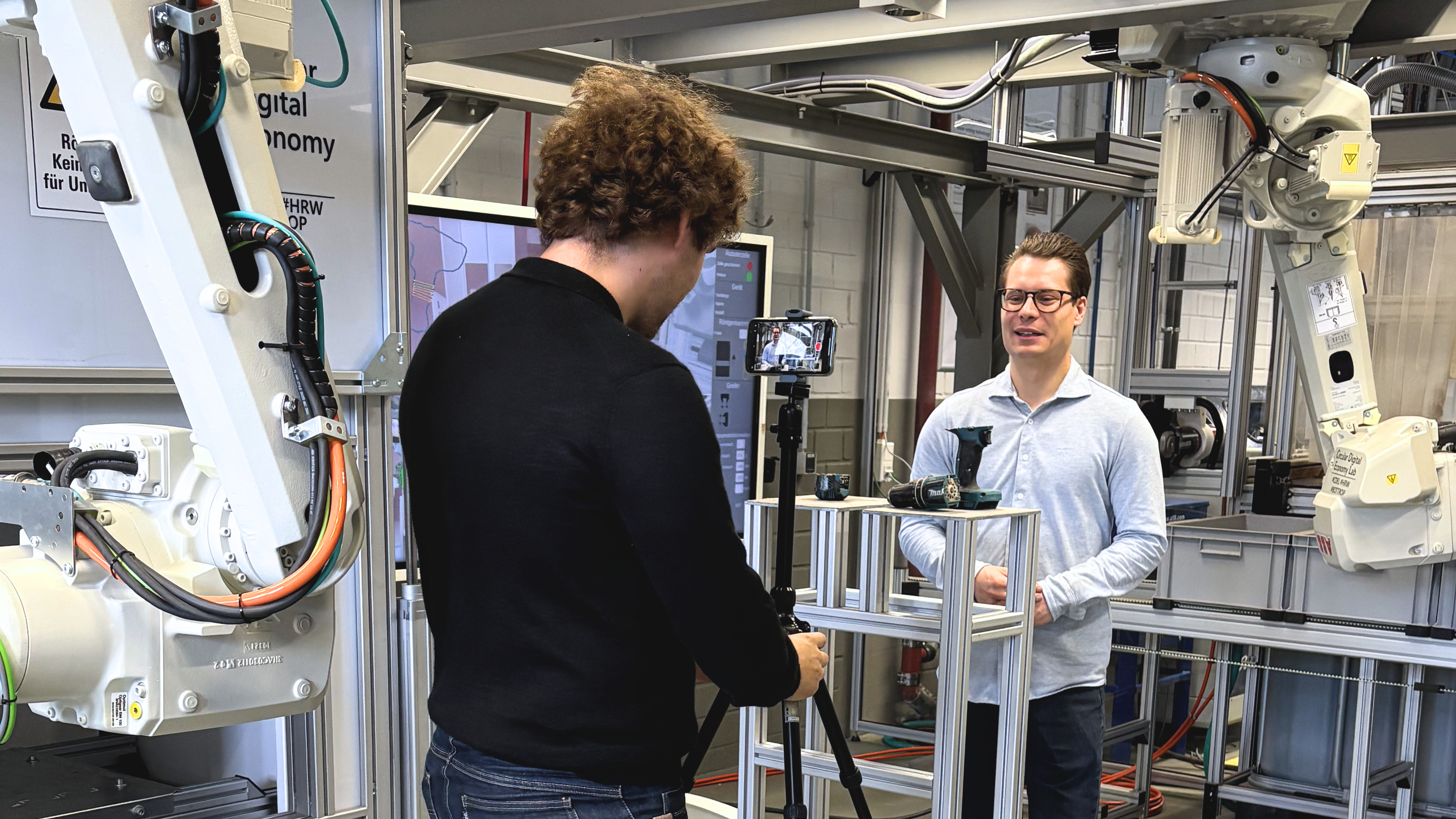 WDR-Reporter interviewt mit Kamera und Stativ HRW-Mitarbeiter im Labor am Campus Bottrop