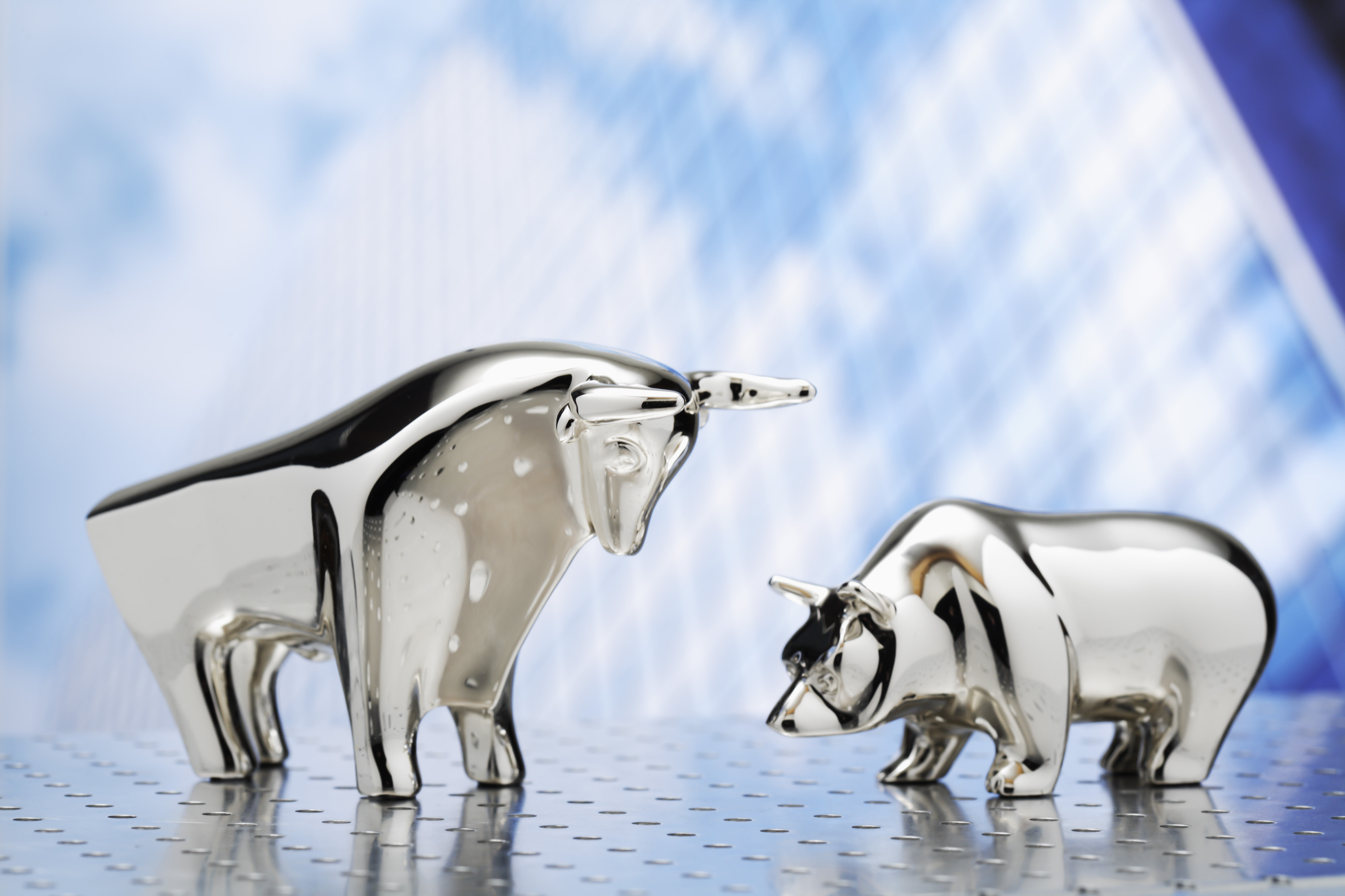 Ein Bild von einem Silbernen Bullen und einem Silbernen Bären. Diese beiden Konstrukte werden oft in der Finanzwirtschaft genutzt und sollen die Käufer als Bullen und Verkäufer als Bären darstellen