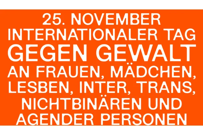 Orangefarbener Hintergrund mit weißer Schrift: „25. November – Internationaler Tag gegen Gewalt an Frauen, Mädchen, Lesben, Inter-, Trans-, nichtbinären und agender Personen.“