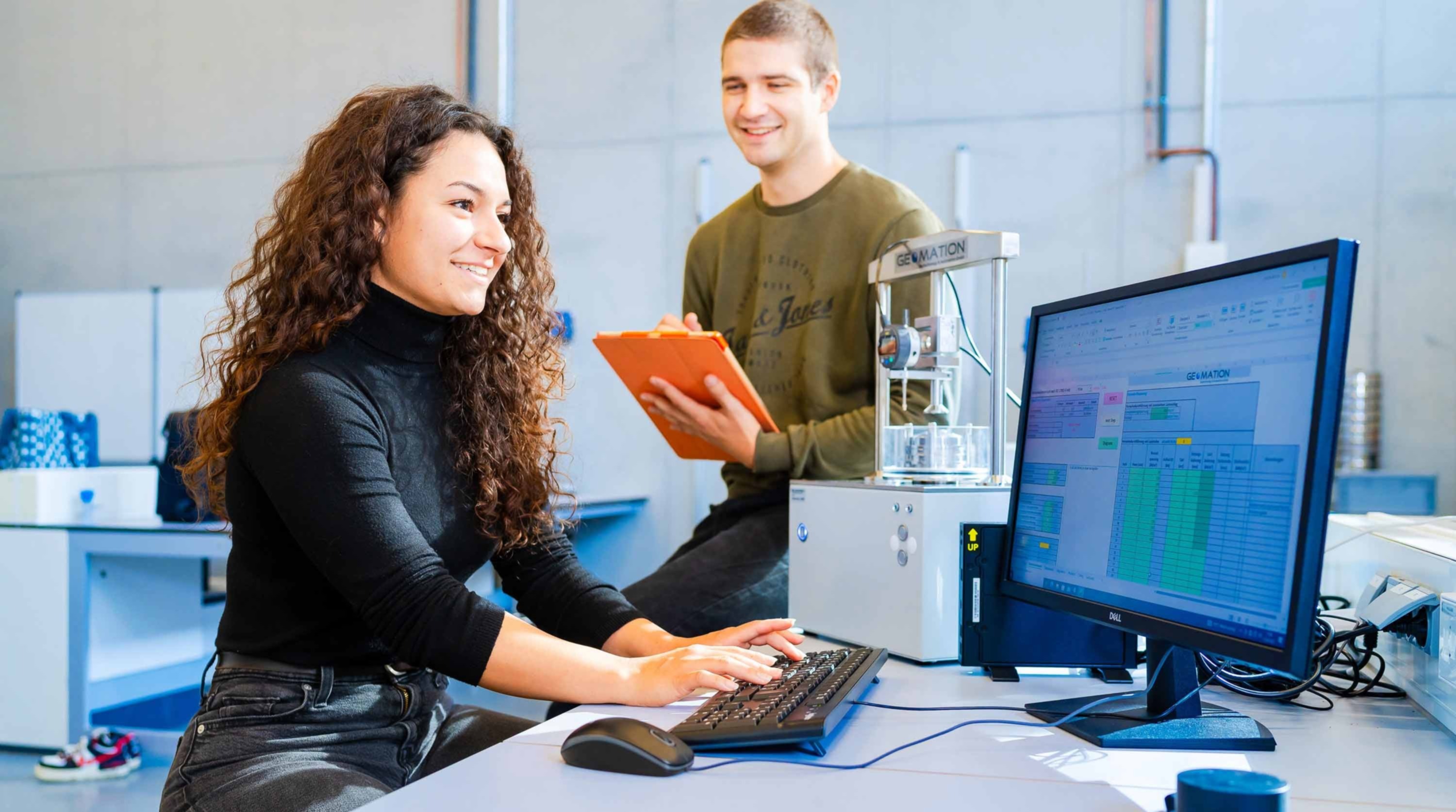 Studierende nutzen ein Messsystem und dokumentieren die Daten.