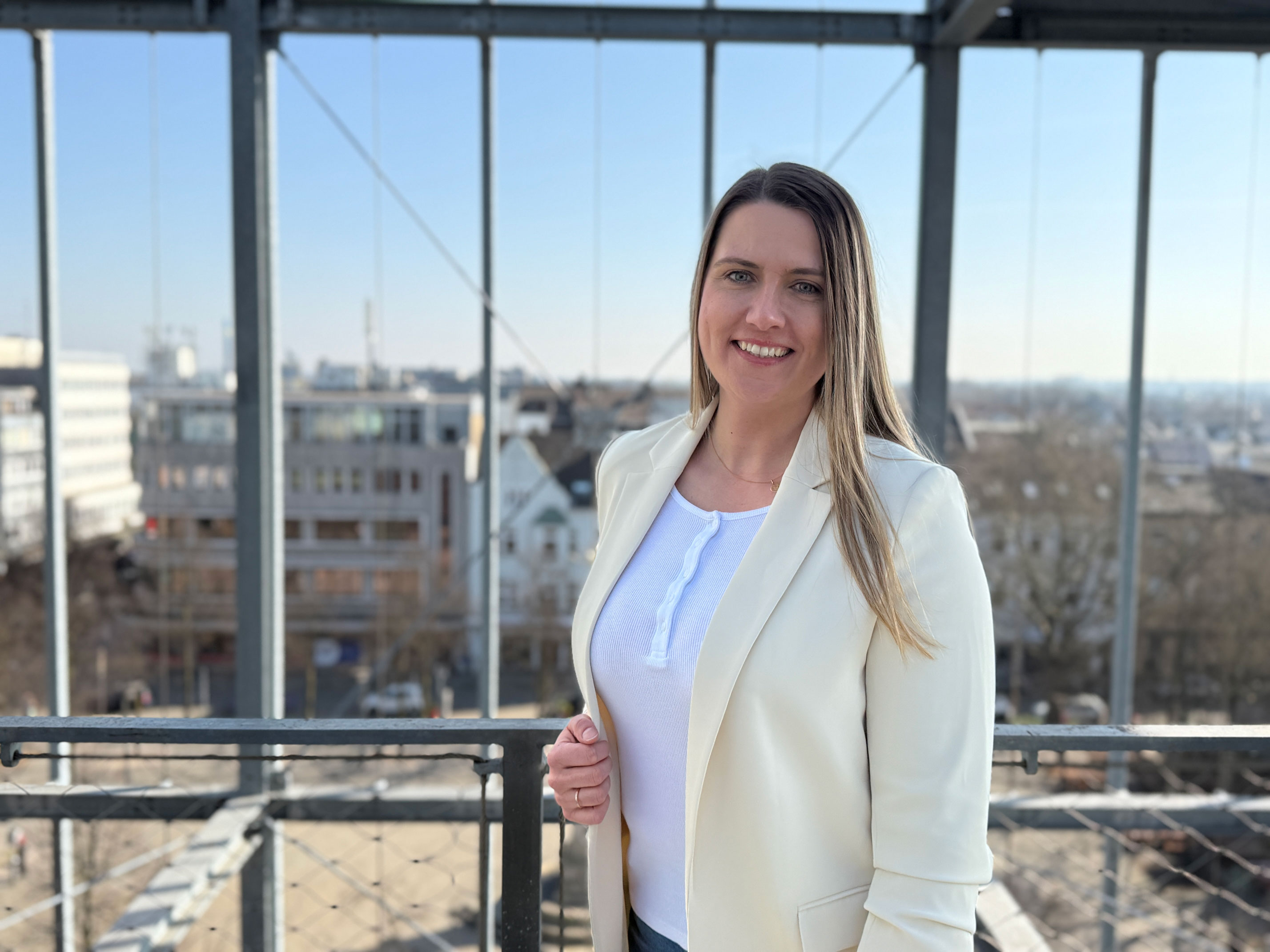 Sarah Tech im Porträt über den Dächern von Oberhausen