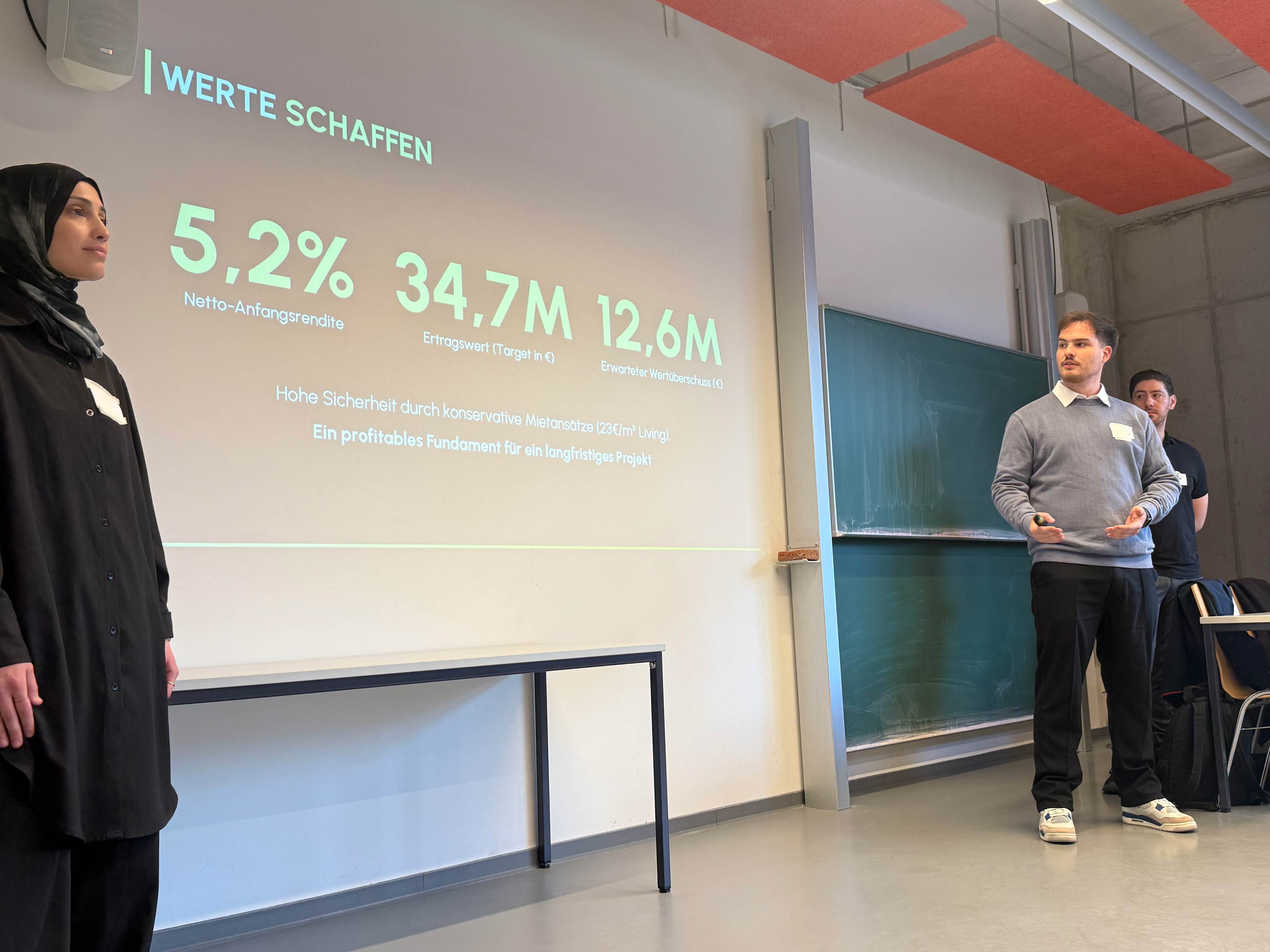 Studierende präsentieren ihre Arbeit in Form eines Pitches.