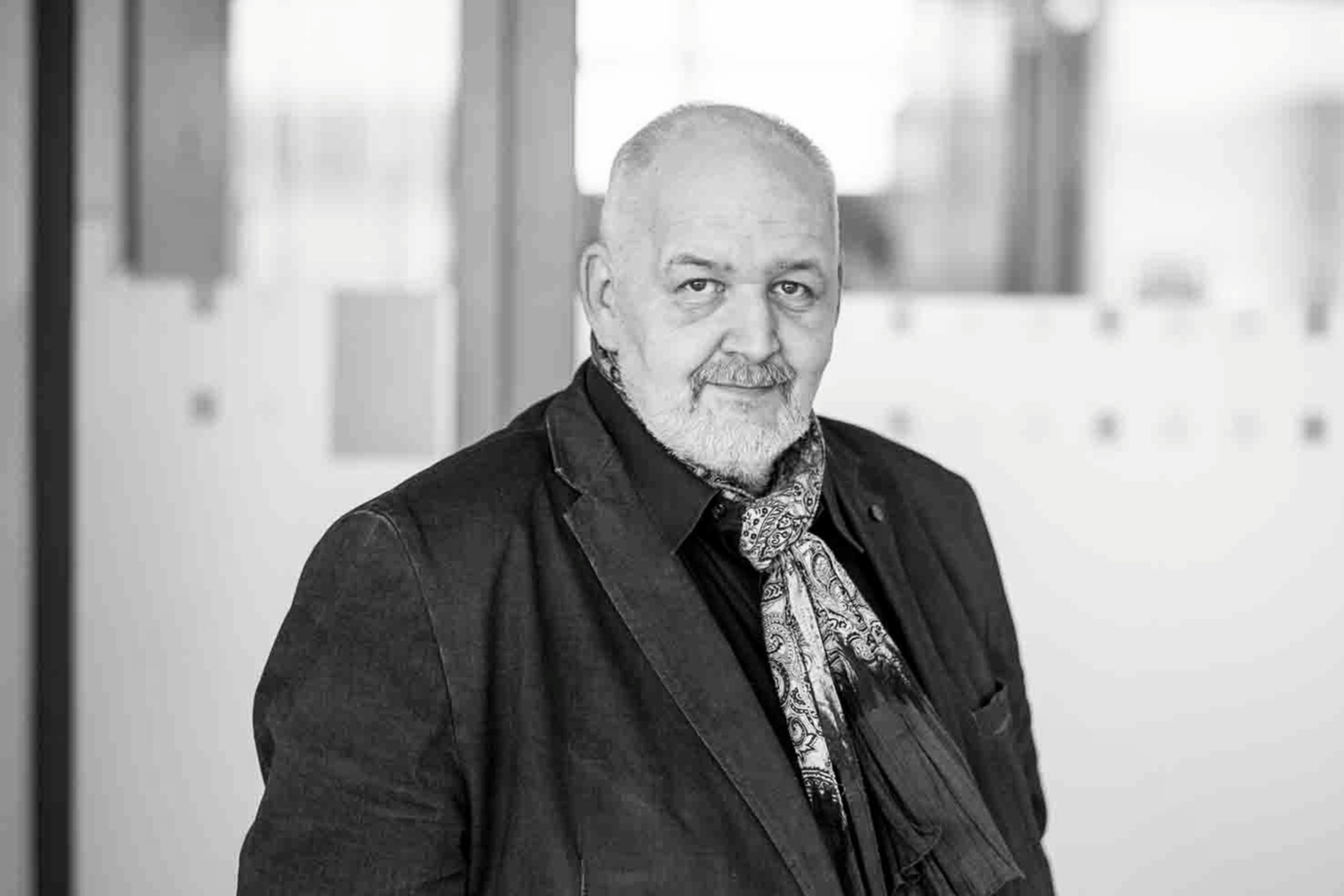 Lehrbeauftragter Dirk Rabenschlag als Portrait Bild in Schwarz Weiß