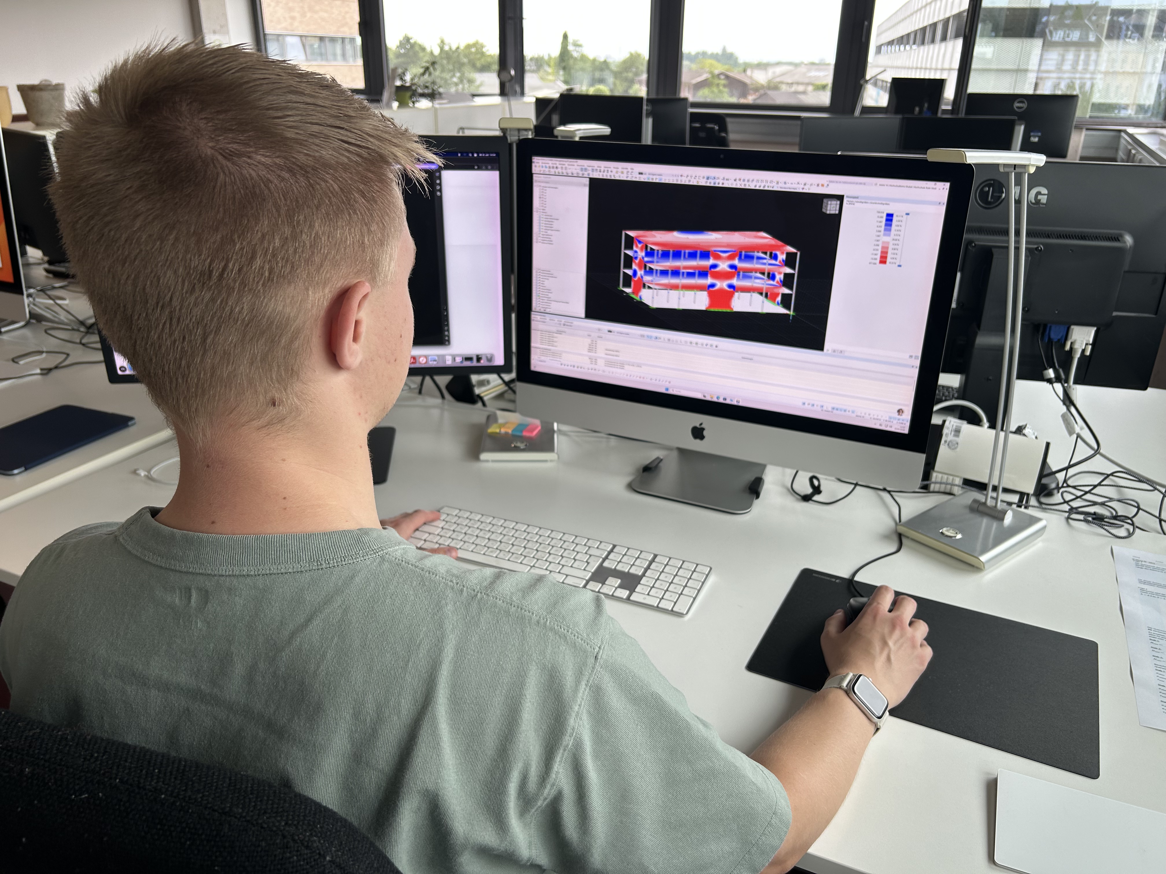 Eine Person arbeitet am PC an einer FEM-Berechnung