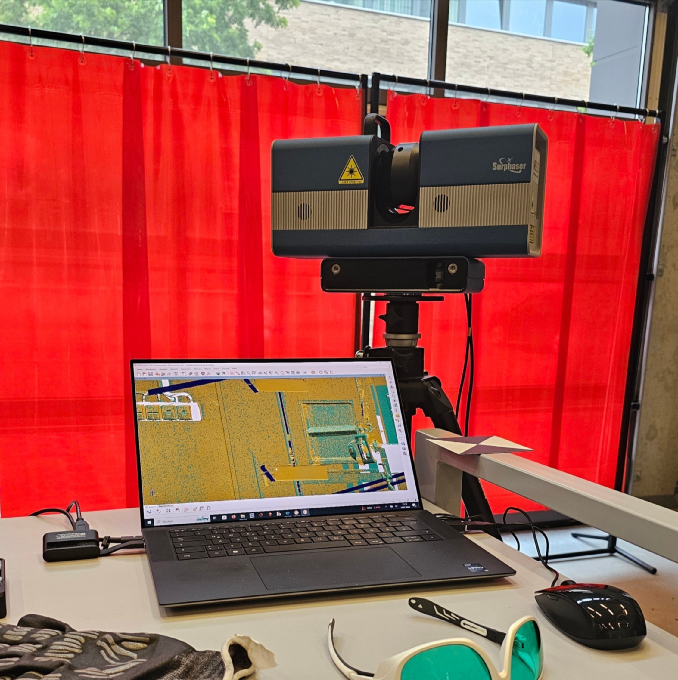 Das Bild zeigt einen Laserscanner (Limess Surphaser)