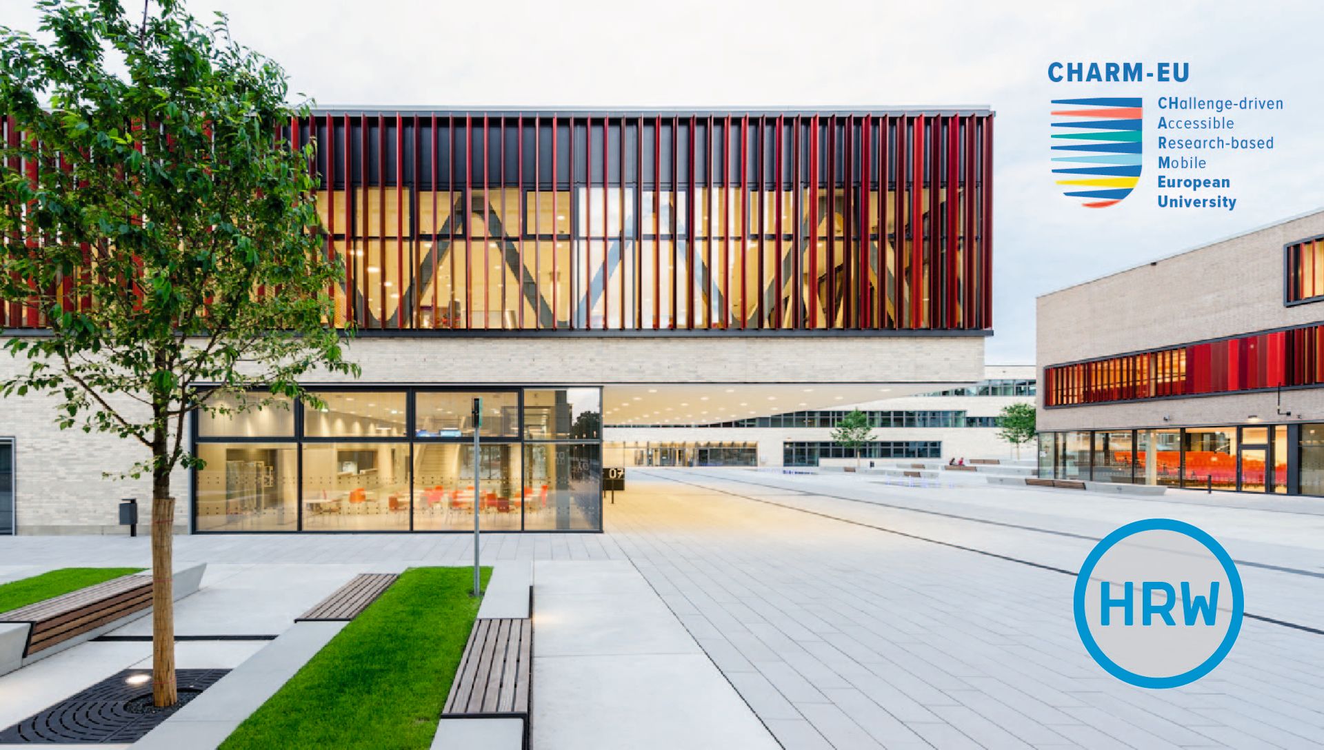 Der moderne Campus der Hochschule Ruhr West in Mülheim mit CHARM-EU-Logo steht exemplarisch für ein zukunftsorientiertes, internationales Studium. Als Partner der europäischen Hochschulallianz setzt die HRW auf vernetztes Lernen über Ländergrenzen hinweg.