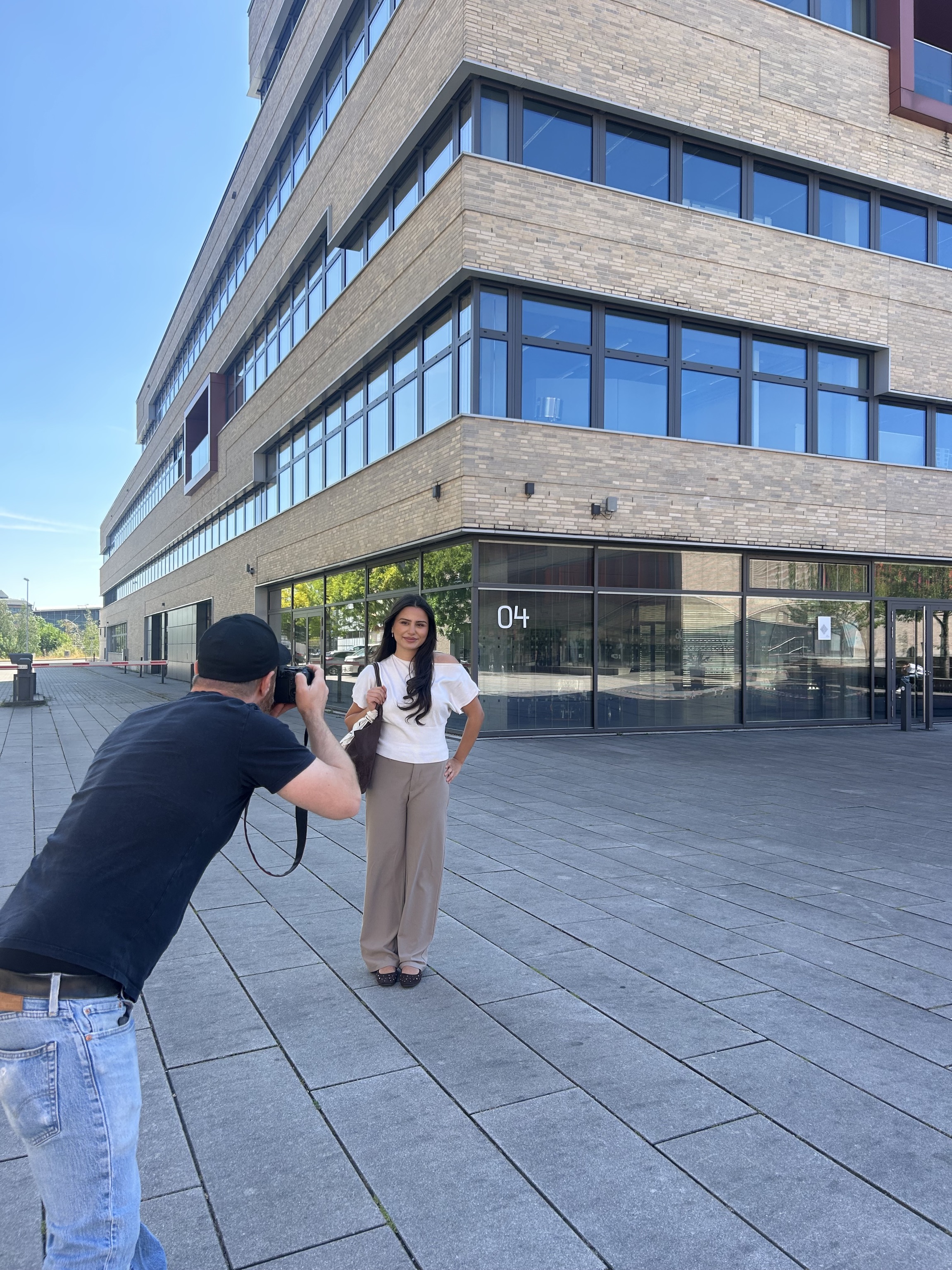 Making-of: HRW-Studentin Sude Yildirir beim Fotoshooting für die FUNKE-Gesundheitsbeilage.