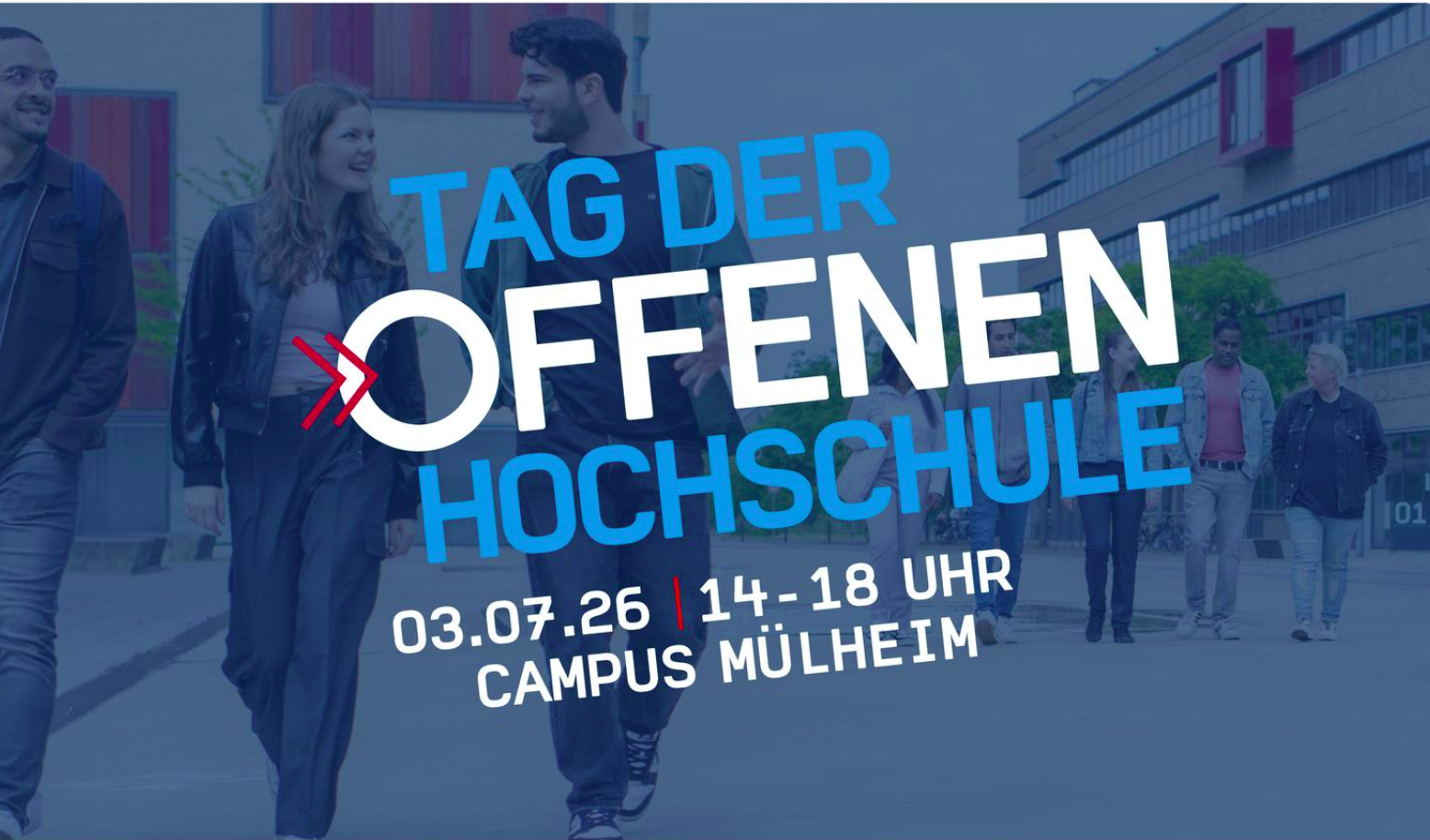 In dieser Grafik sieht man das Gebäude der Hochschule Ruhr West mit mehreren Studierenden sowie den Schriftzug „Tag der offenen Hochschule“ und die Veranstaltungsdaten 03.07.2026, 14–18 Uhr, Campus Mülheim.