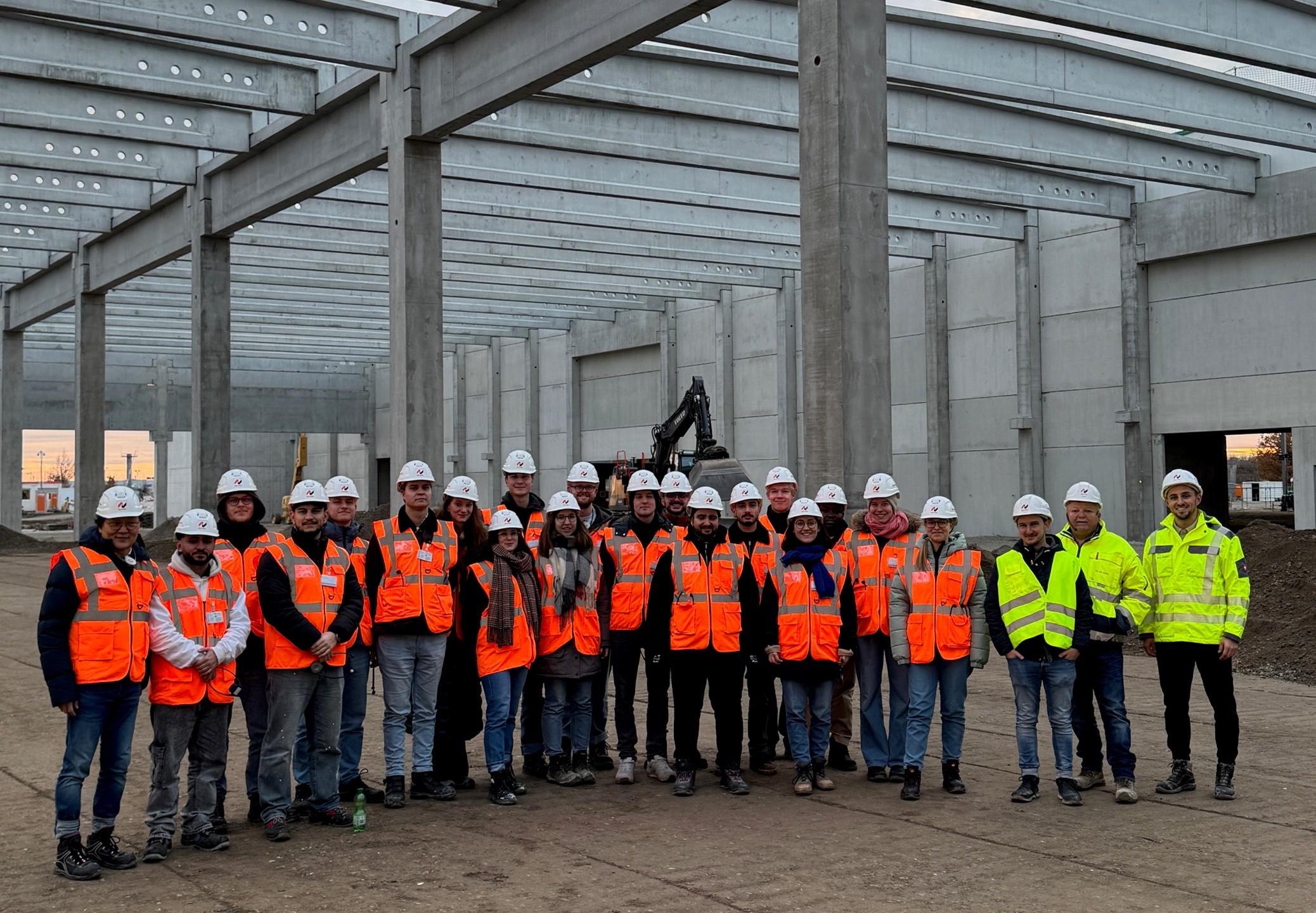 Das Bild zeigt eine Gruppe von Studenten an einer Baustelle