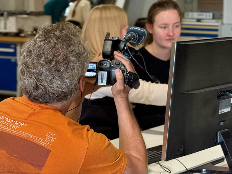 Der Kameramann des WDR filmt Studentinnen an der Hochschule Ruhr West