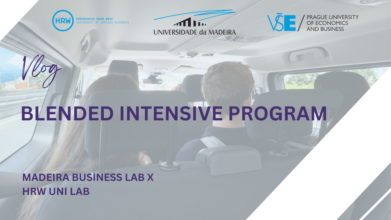 Das Bild zeigt die Titelfolie eines Vlogs zum Blended Intensive Program ,,Madeira Business Lab x HRW Uni Lab" Im Hintergrund ist das innere eines Fahrzeugs mit mehreren Teilnehmenden zu sehen, während oben die Logos der beteiligten Hochschulen eingeblendet sind.