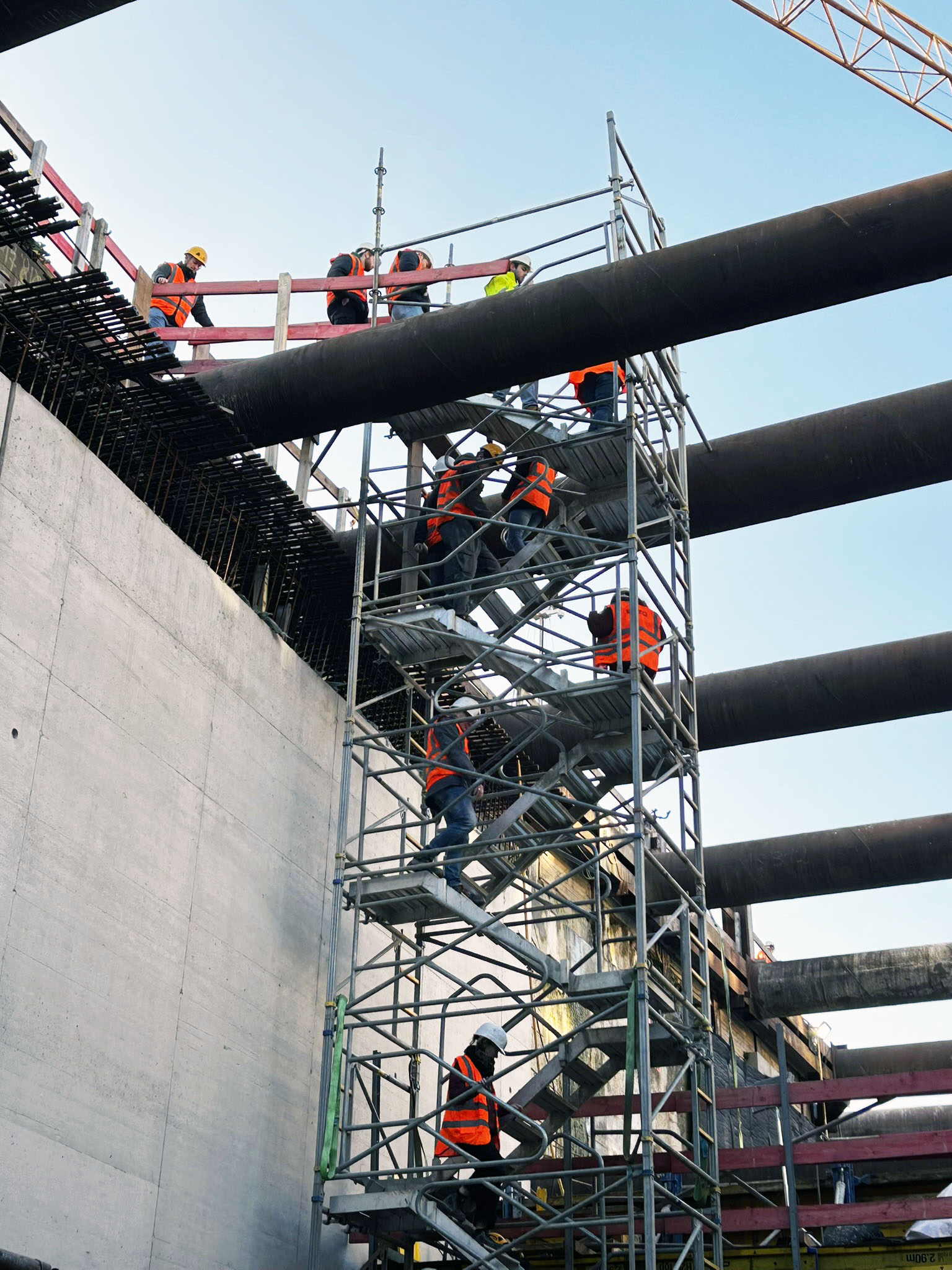 Das Bild zeigt Studenten auf einer Treppe