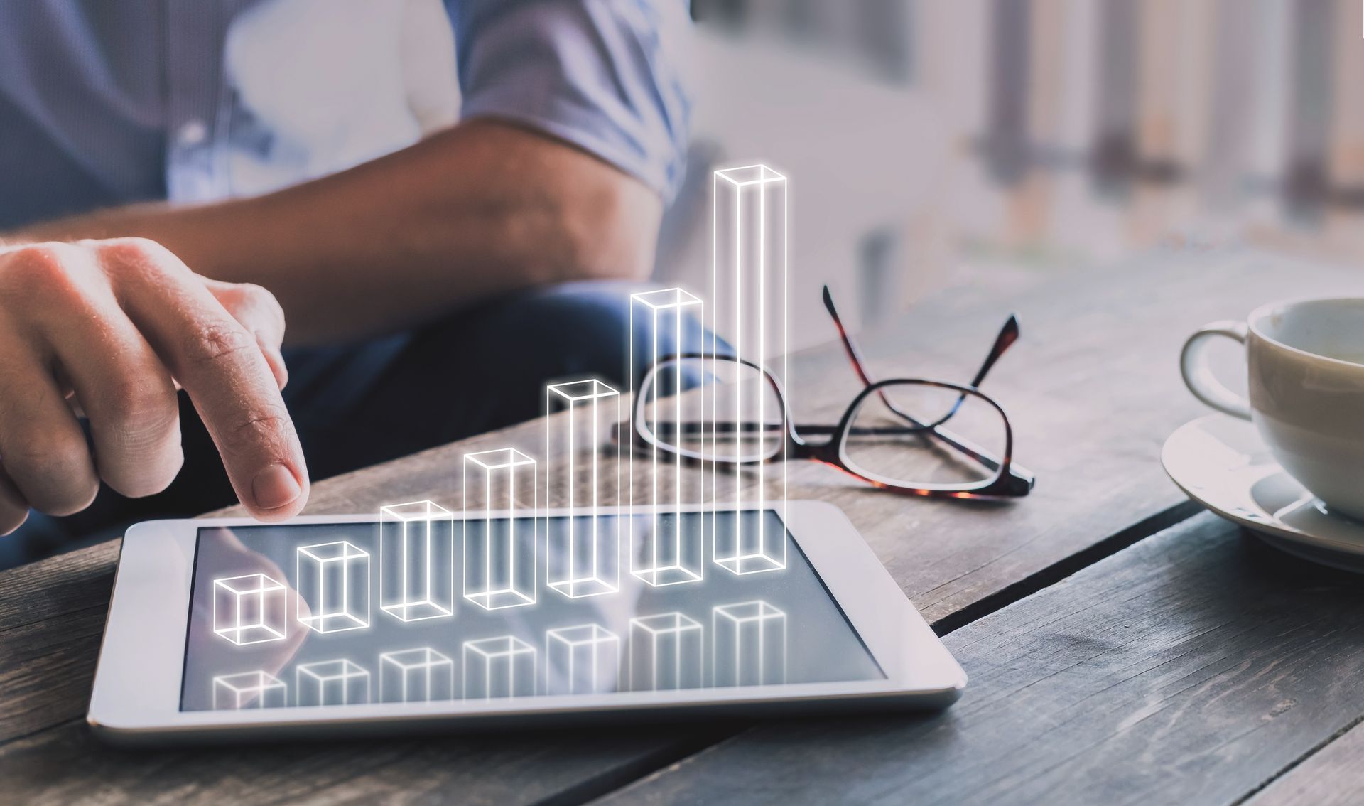 Stockfoto zur Finanzanalyse: Symbolbild für digitales Controlling, Business Intelligence und wirtschaftliche Entscheidungsfindung – z. B. im Studiengang BWL & Management.